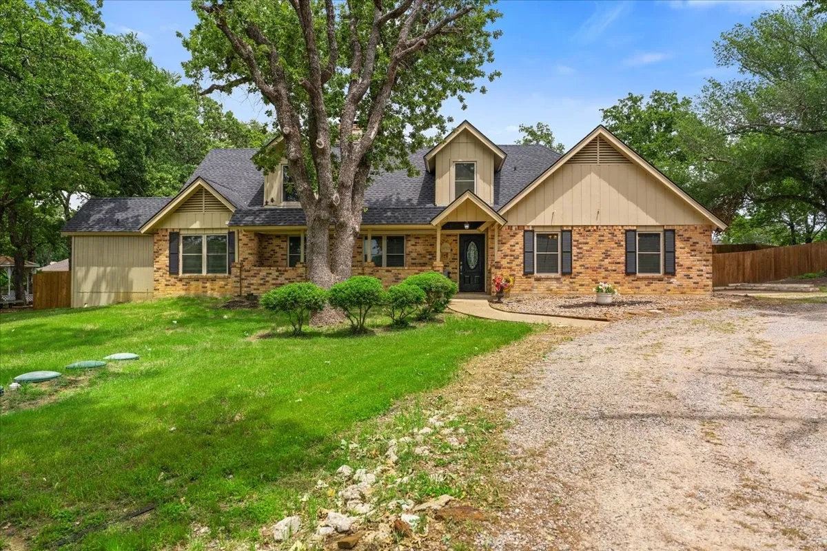 Single Family Residence For Sale in Navarro County , 3703 NW County Road 0016, Corsicana, Texas 75110, 4 Bedroom, 3 Bathroom, 2 Garage spaces, 2,600 Sqft, built in 1980, mls#21265219, Real Estate Agent in Corsicana, Homes For Sale in Navarro county, Homes For Sale in Corsicana, Realtor in Corsicana Texas, Real Estate Brokerage Independent Realty Texas, Luminita Cordes Realtor
