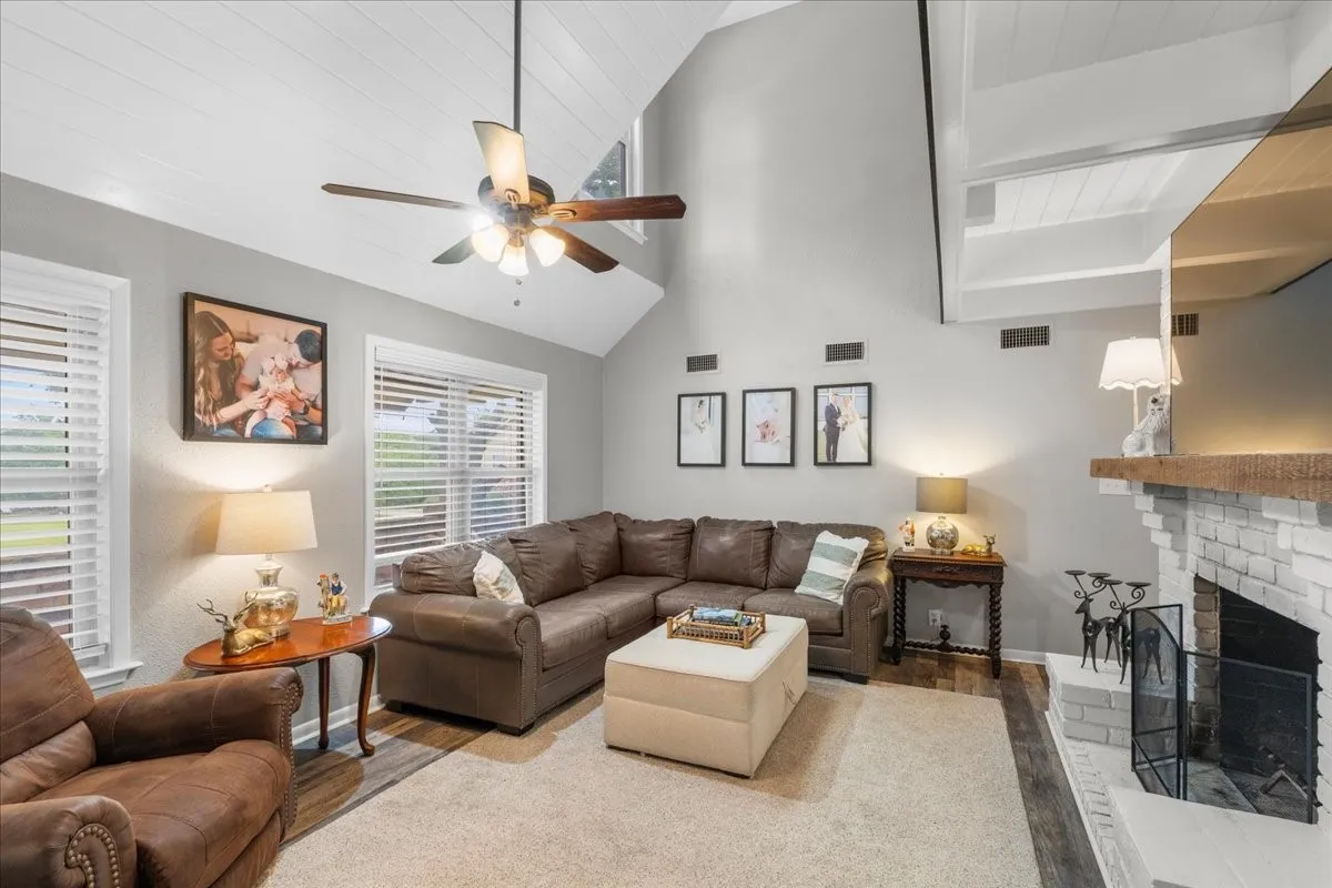 Single Family Residence For Sale in Navarro County , 3703 NW County Road 0016, Corsicana, Texas 75110, 4 Bedroom, 3 Bathroom, 2 Garage spaces, 2,600 Sqft, built in 1980, mls#21265219, Real Estate Agent in Corsicana, Homes For Sale in Navarro county, Homes For Sale in Corsicana, Realtor in Corsicana Texas, Real Estate Brokerage Independent Realty Texas, Luminita Cordes Realtor