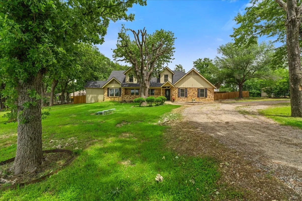 Single Family Residence For Sale in Navarro County , 3703 NW County Road 0016, Corsicana, Texas 75110, 4 Bedroom, 3 Bathroom, 2 Garage spaces, 2,600 Sqft, built in 1980, mls#21265219, Real Estate Agent in Corsicana, Homes For Sale in Navarro county, Homes For Sale in Corsicana, Realtor in Corsicana Texas, Real Estate Brokerage Independent Realty Texas, Luminita Cordes Realtor