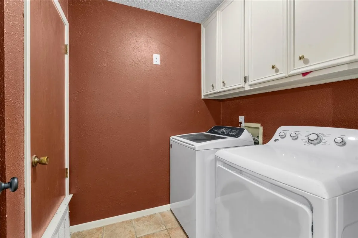 Single Family Residence For Sale in Navarro County , 3703 NW County Road 0016, Corsicana, Texas 75110, 4 Bedroom, 3 Bathroom, 2 Garage spaces, 2,600 Sqft, built in 1980, mls#21265219, Real Estate Agent in Corsicana, Homes For Sale in Navarro county, Homes For Sale in Corsicana, Realtor in Corsicana Texas, Real Estate Brokerage Independent Realty Texas, Luminita Cordes Realtor
