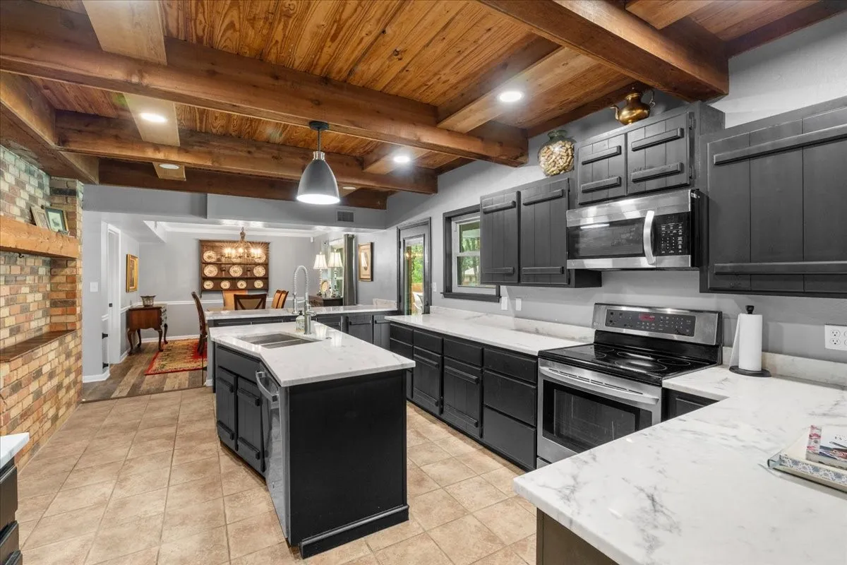 Single Family Residence For Sale in Navarro County , 3703 NW County Road 0016, Corsicana, Texas 75110, 4 Bedroom, 3 Bathroom, 2 Garage spaces, 2,600 Sqft, built in 1980, mls#21265219, Real Estate Agent in Corsicana, Homes For Sale in Navarro county, Homes For Sale in Corsicana, Realtor in Corsicana Texas, Real Estate Brokerage Independent Realty Texas, Luminita Cordes Realtor