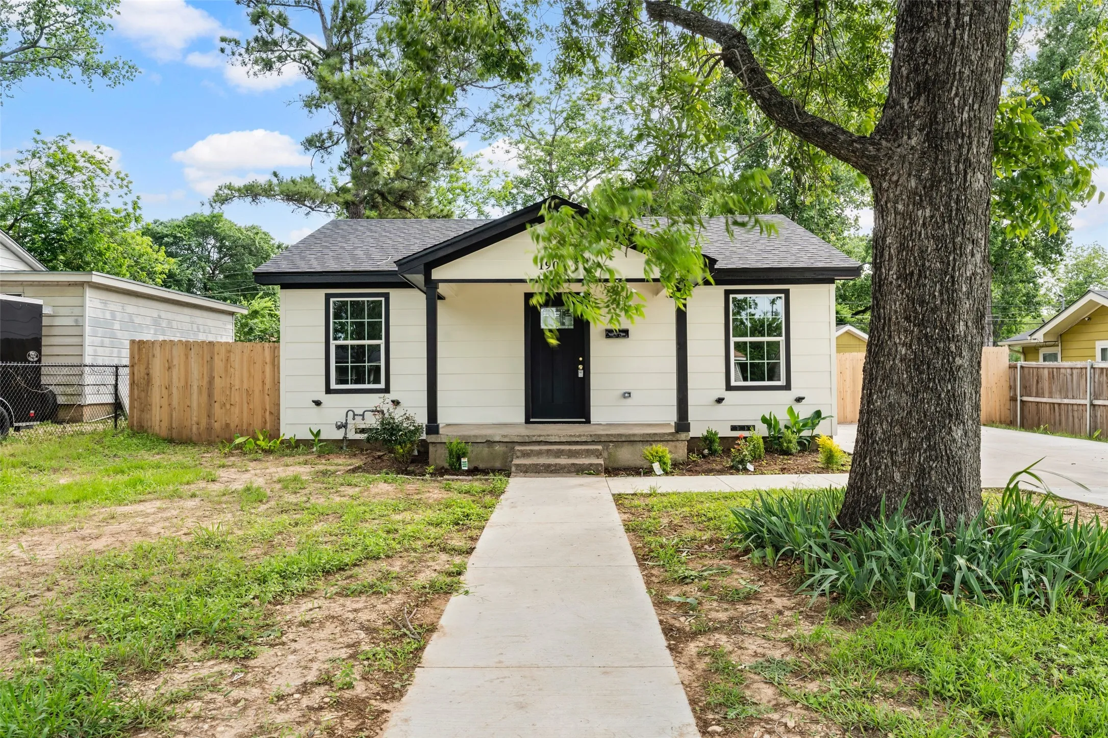 Single Family Residence For Sale in Mc Lennan County , 1909 Columbia Street, Waco, Texas 76711, 3 Bedroom, 2 Bathroom, Garage spaces, 1,315 Sqft, built in 1951, mls#21265454, Real Estate Agent in Waco, Homes For Sale in Mc Lennan county, Homes For Sale in Waco, Realtor in Waco Texas, Real Estate Brokerage Independent Realty Texas, Luminita Cordes Realtor