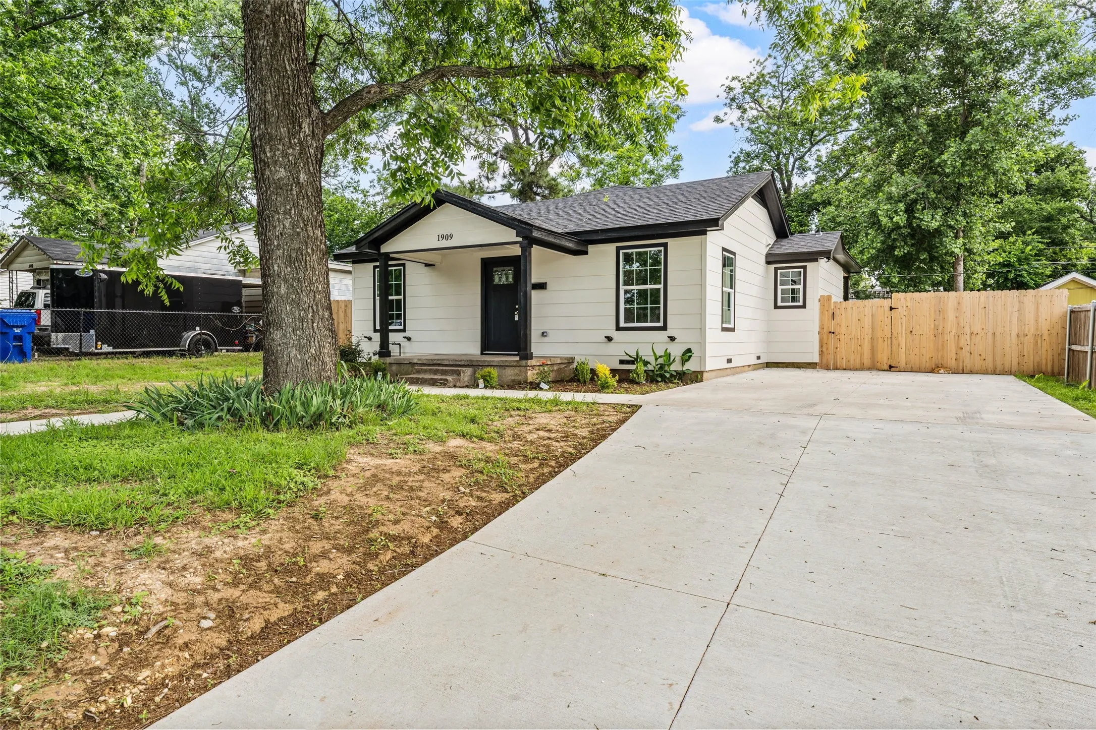Single Family Residence For Sale in Mc Lennan County , 1909 Columbia Street, Waco, Texas 76711, 3 Bedroom, 2 Bathroom, Garage spaces, 1,315 Sqft, built in 1951, mls#21265454, Real Estate Agent in Waco, Homes For Sale in Mc Lennan county, Homes For Sale in Waco, Realtor in Waco Texas, Real Estate Brokerage Independent Realty Texas, Luminita Cordes Realtor