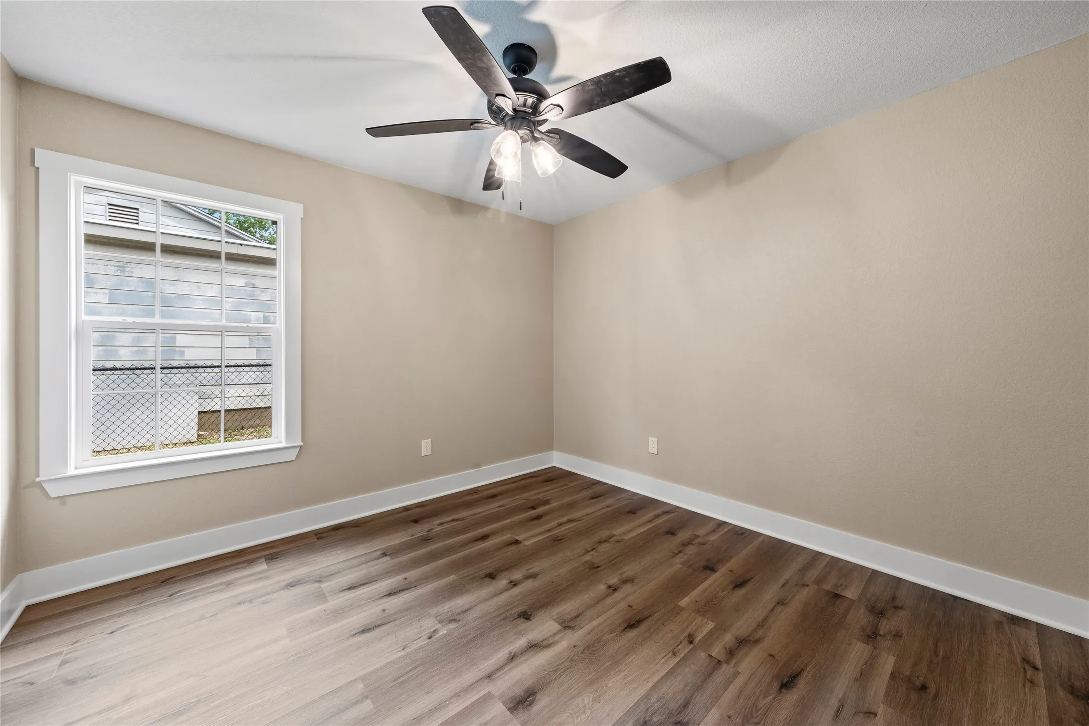 Single Family Residence For Sale in Mc Lennan County , 1909 Columbia Street, Waco, Texas 76711, 3 Bedroom, 2 Bathroom, Garage spaces, 1,315 Sqft, built in 1951, mls#21265454, Real Estate Agent in Waco, Homes For Sale in Mc Lennan county, Homes For Sale in Waco, Realtor in Waco Texas, Real Estate Brokerage Independent Realty Texas, Luminita Cordes Realtor