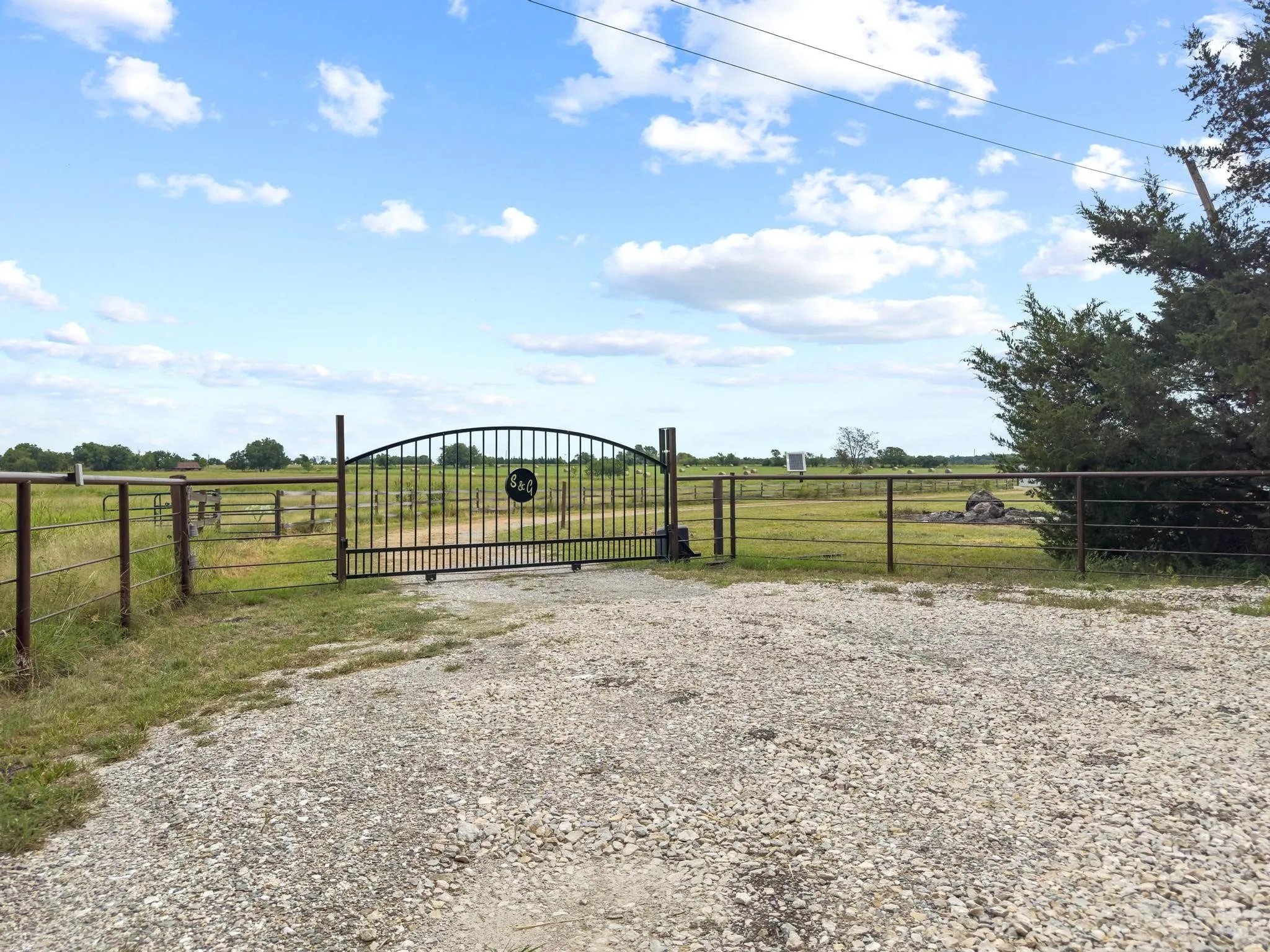 Single Family Residence For Sale in Hunt County , 2972 County Road 4826, Wolfe City, Texas 75496, 4 Bedroom, 3 Bathroom, 3 Garage spaces, 3,090 Sqft, built in 2007, mls#21265476, Real Estate Agent in Wolfe City, Homes For Sale in Hunt county, Homes For Sale in Wolfe City, Realtor in Wolfe City Texas, Real Estate Brokerage Independent Realty Texas, Luminita Cordes Realtor