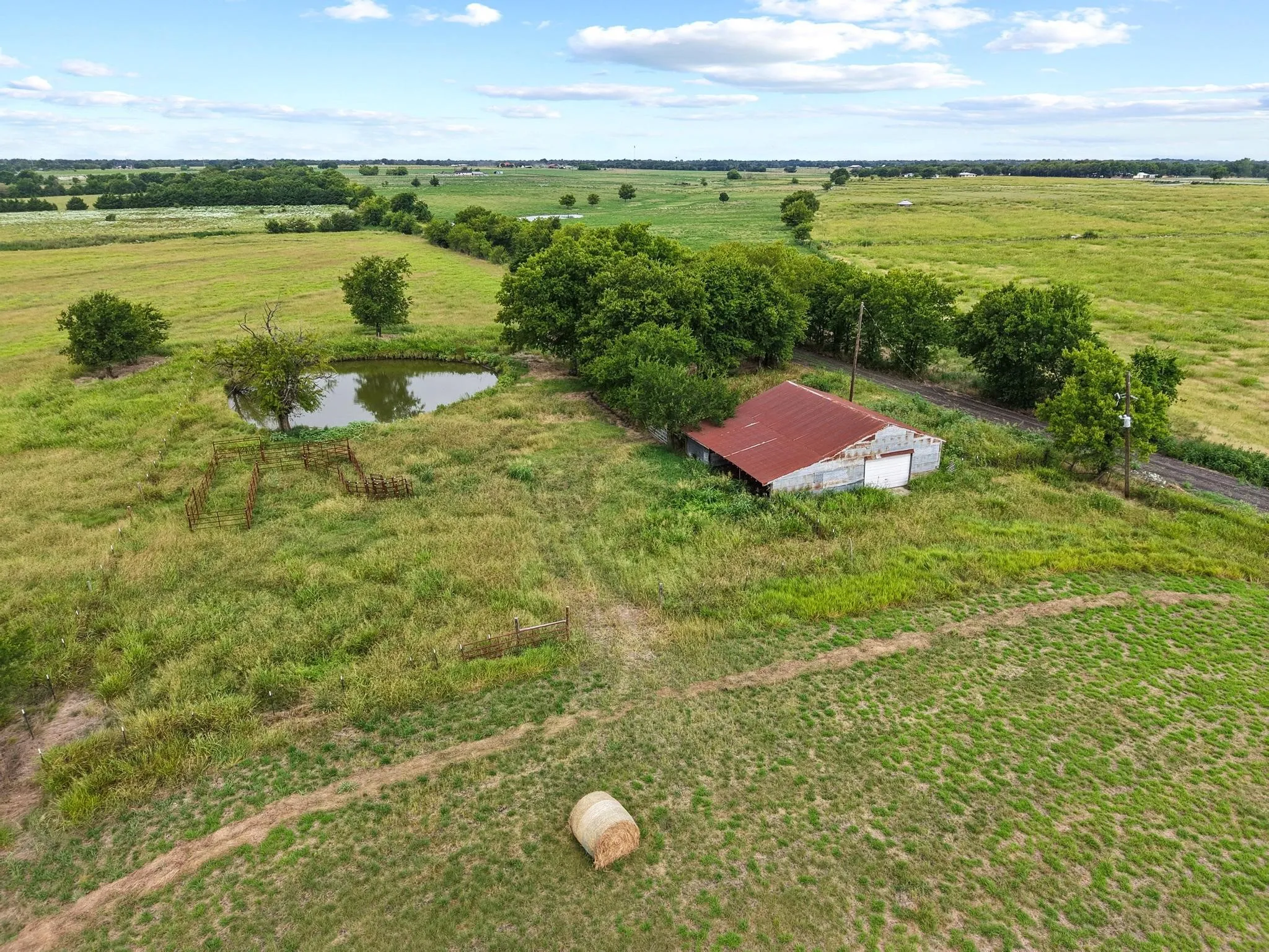 Single Family Residence For Sale in Hunt County , 2972 County Road 4826, Wolfe City, Texas 75496, 4 Bedroom, 3 Bathroom, 3 Garage spaces, 3,090 Sqft, built in 2007, mls#21265476, Real Estate Agent in Wolfe City, Homes For Sale in Hunt county, Homes For Sale in Wolfe City, Realtor in Wolfe City Texas, Real Estate Brokerage Independent Realty Texas, Luminita Cordes Realtor