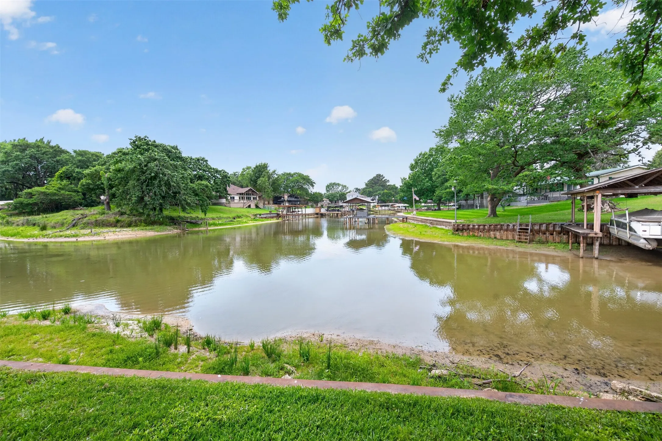 Mobile Home For Sale in Henderson County , 115 Wren Lane, Gun Barrel City, Texas 75156, 3 Bedroom, 2 Bathroom, Garage spaces, 1,512 Sqft, built in 2001, mls#21264474, Real Estate Agent in Gun Barrel City, Homes For Sale in Henderson county, Homes For Sale in Gun Barrel City, Realtor in Gun Barrel City Texas, Real Estate Brokerage Independent Realty Texas, Luminita Cordes Realtor