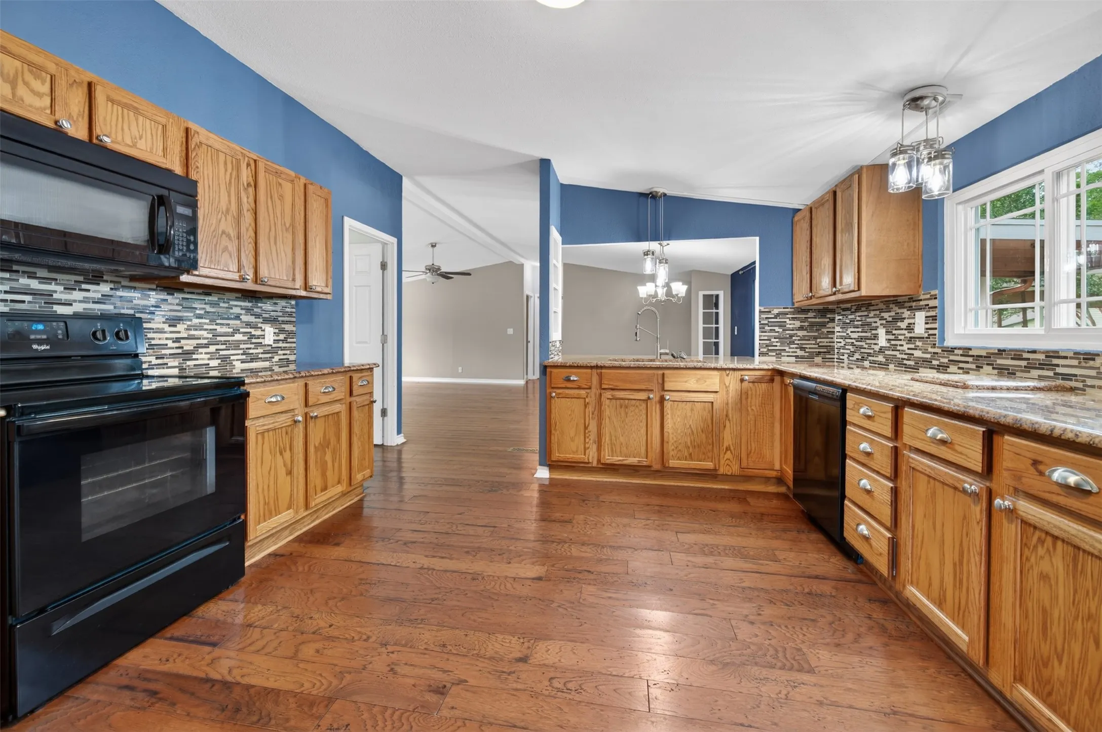 Mobile Home For Sale in Henderson County , 115 Wren Lane, Gun Barrel City, Texas 75156, 3 Bedroom, 2 Bathroom, Garage spaces, 1,512 Sqft, built in 2001, mls#21264474, Real Estate Agent in Gun Barrel City, Homes For Sale in Henderson county, Homes For Sale in Gun Barrel City, Realtor in Gun Barrel City Texas, Real Estate Brokerage Independent Realty Texas, Luminita Cordes Realtor
