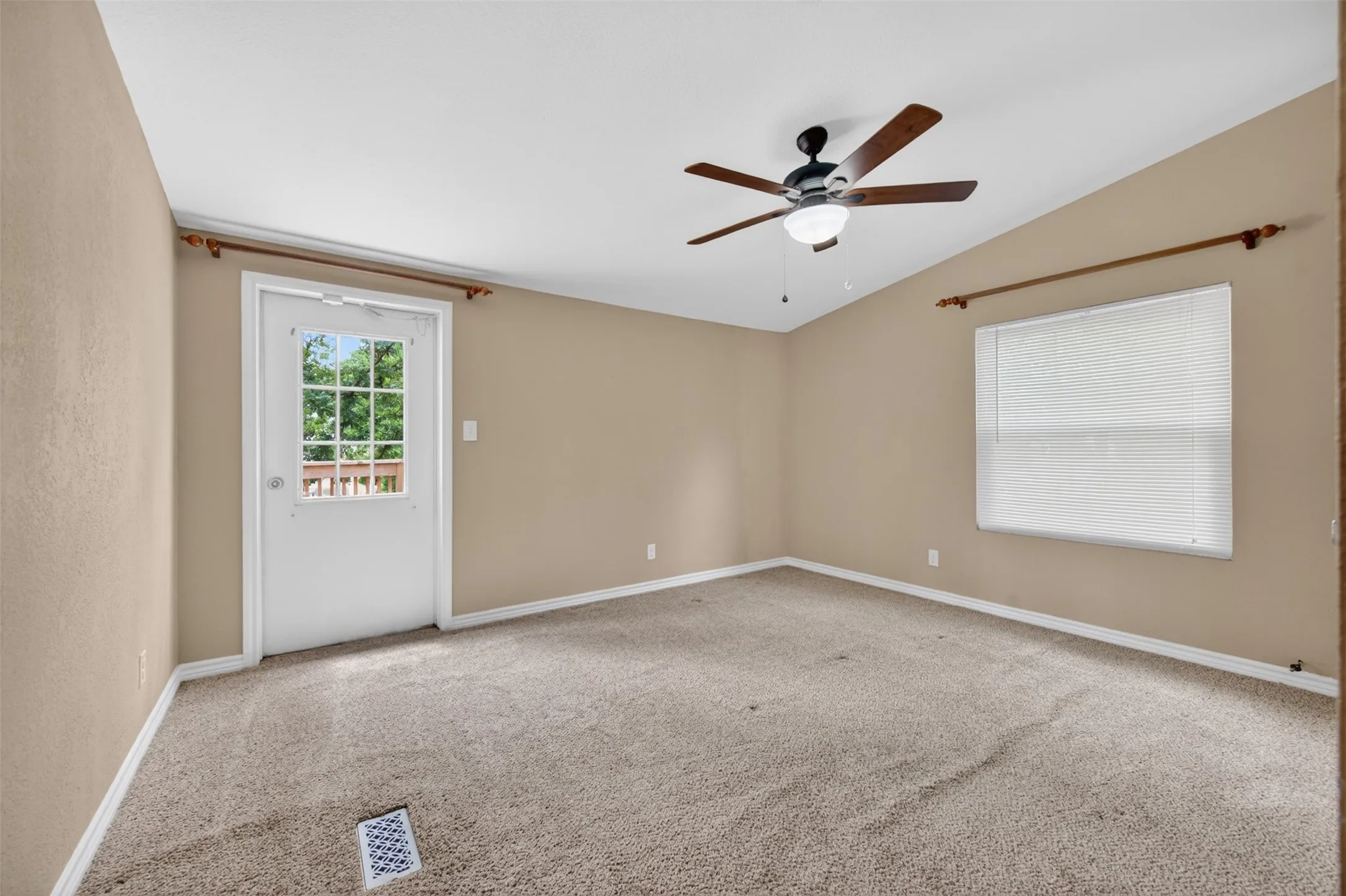 Mobile Home For Sale in Henderson County , 115 Wren Lane, Gun Barrel City, Texas 75156, 3 Bedroom, 2 Bathroom, Garage spaces, 1,512 Sqft, built in 2001, mls#21264474, Real Estate Agent in Gun Barrel City, Homes For Sale in Henderson county, Homes For Sale in Gun Barrel City, Realtor in Gun Barrel City Texas, Real Estate Brokerage Independent Realty Texas, Luminita Cordes Realtor