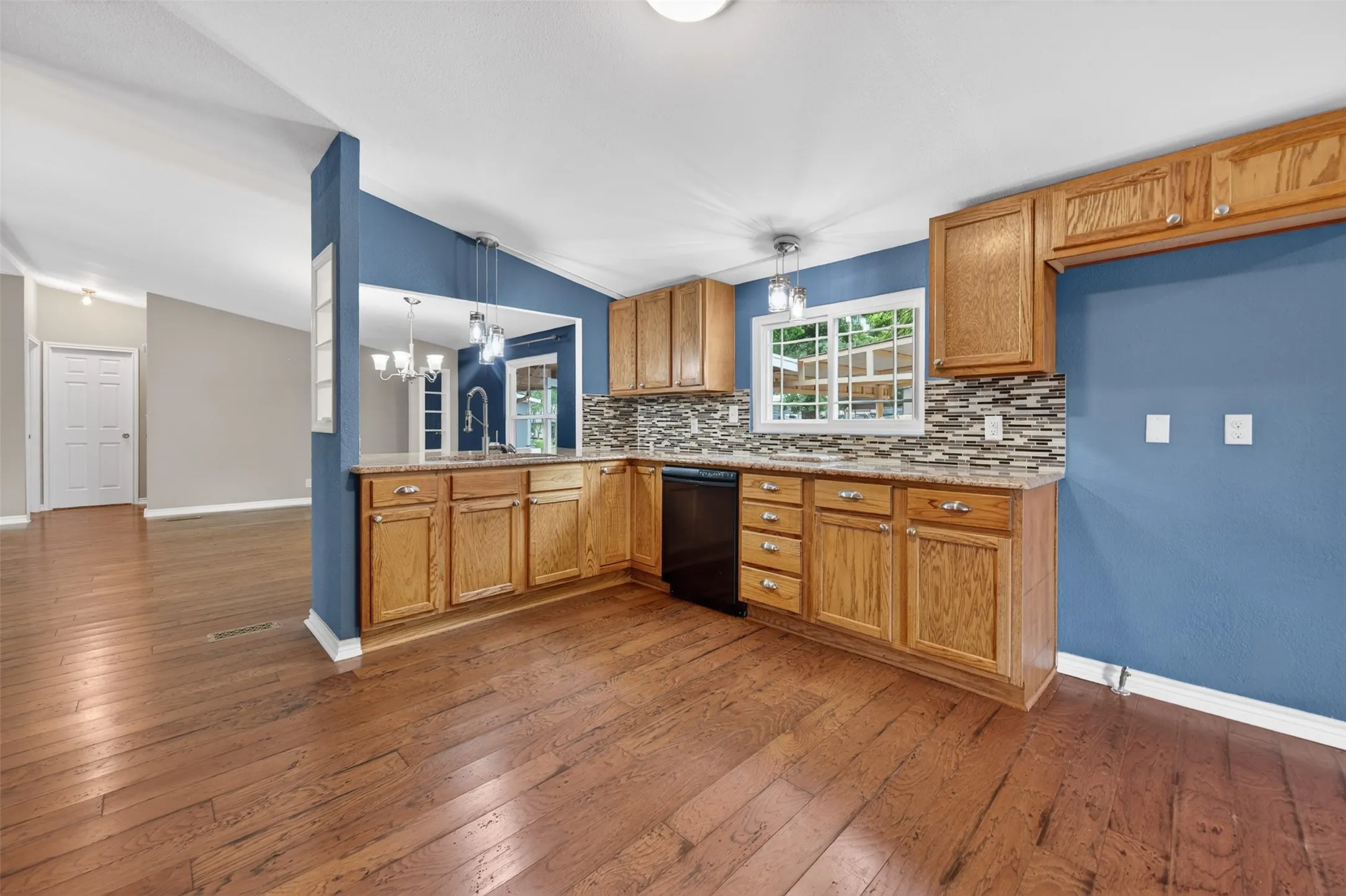 Mobile Home For Sale in Henderson County , 115 Wren Lane, Gun Barrel City, Texas 75156, 3 Bedroom, 2 Bathroom, Garage spaces, 1,512 Sqft, built in 2001, mls#21264474, Real Estate Agent in Gun Barrel City, Homes For Sale in Henderson county, Homes For Sale in Gun Barrel City, Realtor in Gun Barrel City Texas, Real Estate Brokerage Independent Realty Texas, Luminita Cordes Realtor