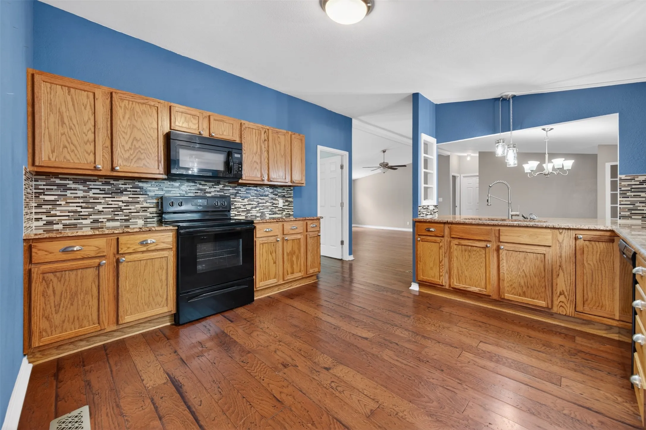 Mobile Home For Sale in Henderson County , 115 Wren Lane, Gun Barrel City, Texas 75156, 3 Bedroom, 2 Bathroom, Garage spaces, 1,512 Sqft, built in 2001, mls#21264474, Real Estate Agent in Gun Barrel City, Homes For Sale in Henderson county, Homes For Sale in Gun Barrel City, Realtor in Gun Barrel City Texas, Real Estate Brokerage Independent Realty Texas, Luminita Cordes Realtor