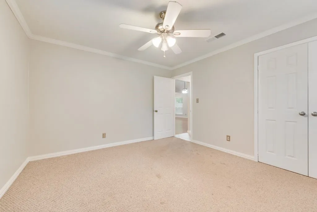 Single Family Residence For Sale in Tarrant County , 809 Buffalo Drive, Arlington, Texas 76013, 3 Bedroom, 2 Bathroom, 2 Garage spaces, 1,573 Sqft, built in 1968, mls#21262620, Real Estate Agent in Arlington, Homes For Sale in Tarrant county, Homes For Sale in Arlington, Realtor in Arlington Texas, Real Estate Brokerage Independent Realty Texas, Luminita Cordes Realtor