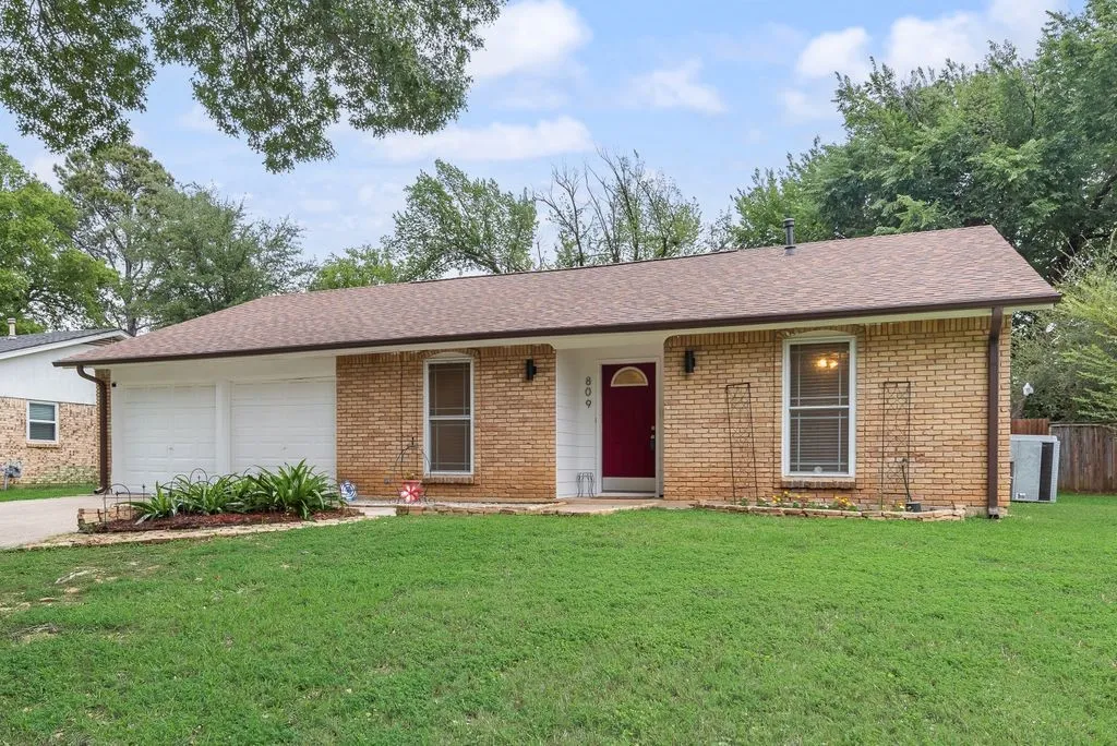 Single Family Residence For Sale in Tarrant County , 809 Buffalo Drive, Arlington, Texas 76013, 3 Bedroom, 2 Bathroom, 2 Garage spaces, 1,573 Sqft, built in 1968, mls#21262620, Real Estate Agent in Arlington, Homes For Sale in Tarrant county, Homes For Sale in Arlington, Realtor in Arlington Texas, Real Estate Brokerage Independent Realty Texas, Luminita Cordes Realtor