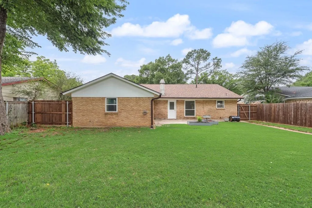 Single Family Residence For Sale in Tarrant County , 809 Buffalo Drive, Arlington, Texas 76013, 3 Bedroom, 2 Bathroom, 2 Garage spaces, 1,573 Sqft, built in 1968, mls#21262620, Real Estate Agent in Arlington, Homes For Sale in Tarrant county, Homes For Sale in Arlington, Realtor in Arlington Texas, Real Estate Brokerage Independent Realty Texas, Luminita Cordes Realtor