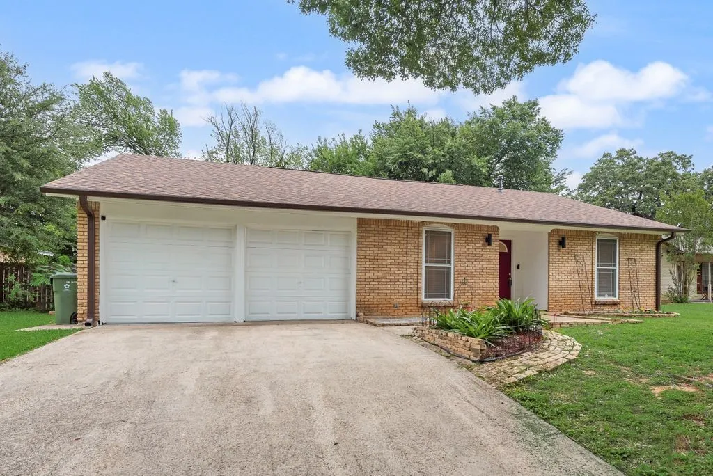 Single Family Residence For Sale in Tarrant County , 809 Buffalo Drive, Arlington, Texas 76013, 3 Bedroom, 2 Bathroom, 2 Garage spaces, 1,573 Sqft, built in 1968, mls#21262620, Real Estate Agent in Arlington, Homes For Sale in Tarrant county, Homes For Sale in Arlington, Realtor in Arlington Texas, Real Estate Brokerage Independent Realty Texas, Luminita Cordes Realtor