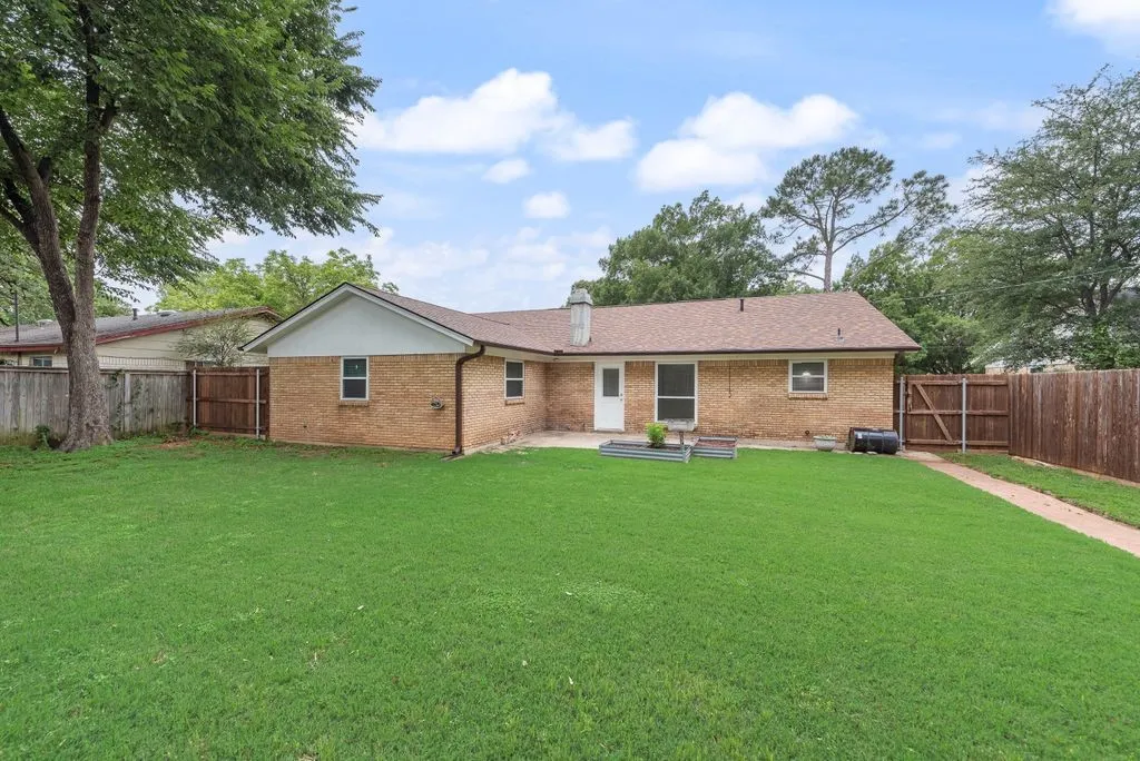 Single Family Residence For Sale in Tarrant County , 809 Buffalo Drive, Arlington, Texas 76013, 3 Bedroom, 2 Bathroom, 2 Garage spaces, 1,573 Sqft, built in 1968, mls#21262620, Real Estate Agent in Arlington, Homes For Sale in Tarrant county, Homes For Sale in Arlington, Realtor in Arlington Texas, Real Estate Brokerage Independent Realty Texas, Luminita Cordes Realtor