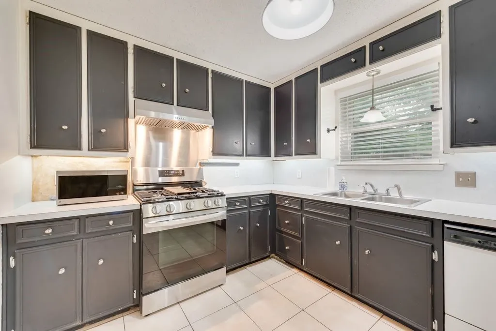 Single Family Residence For Sale in Tarrant County , 809 Buffalo Drive, Arlington, Texas 76013, 3 Bedroom, 2 Bathroom, 2 Garage spaces, 1,573 Sqft, built in 1968, mls#21262620, Real Estate Agent in Arlington, Homes For Sale in Tarrant county, Homes For Sale in Arlington, Realtor in Arlington Texas, Real Estate Brokerage Independent Realty Texas, Luminita Cordes Realtor