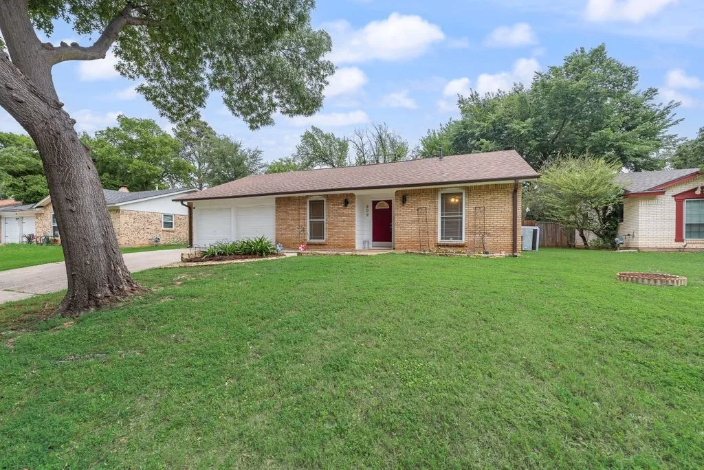 Single Family Residence For Sale in Tarrant County , 809 Buffalo Drive, Arlington, Texas 76013, 3 Bedroom, 2 Bathroom, 2 Garage spaces, 1,573 Sqft, built in 1968, mls#21262620, Real Estate Agent in Arlington, Homes For Sale in Tarrant county, Homes For Sale in Arlington, Realtor in Arlington Texas, Real Estate Brokerage Independent Realty Texas, Luminita Cordes Realtor