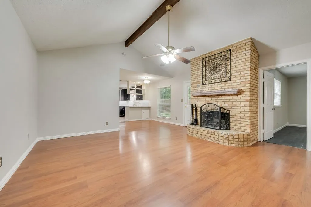 Single Family Residence For Sale in Tarrant County , 809 Buffalo Drive, Arlington, Texas 76013, 3 Bedroom, 2 Bathroom, 2 Garage spaces, 1,573 Sqft, built in 1968, mls#21262620, Real Estate Agent in Arlington, Homes For Sale in Tarrant county, Homes For Sale in Arlington, Realtor in Arlington Texas, Real Estate Brokerage Independent Realty Texas, Luminita Cordes Realtor