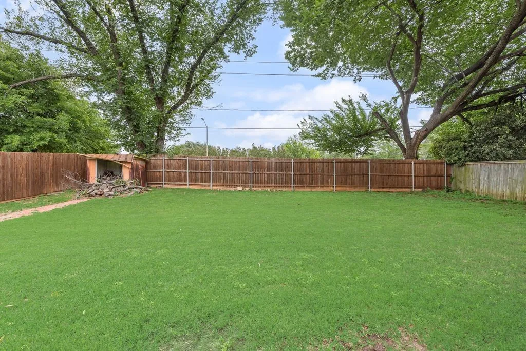Single Family Residence For Sale in Tarrant County , 809 Buffalo Drive, Arlington, Texas 76013, 3 Bedroom, 2 Bathroom, 2 Garage spaces, 1,573 Sqft, built in 1968, mls#21262620, Real Estate Agent in Arlington, Homes For Sale in Tarrant county, Homes For Sale in Arlington, Realtor in Arlington Texas, Real Estate Brokerage Independent Realty Texas, Luminita Cordes Realtor