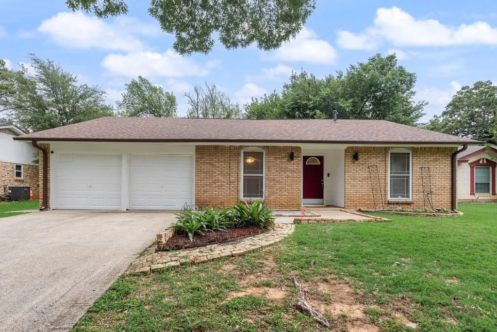 Single Family Residence For Sale in Tarrant County , 809 Buffalo Drive, Arlington, Texas 76013, 3 Bedroom, 2 Bathroom, 2 Garage spaces, 1,573 Sqft, built in 1968, mls#21262620, Real Estate Agent in Arlington, Homes For Sale in Tarrant county, Homes For Sale in Arlington, Realtor in Arlington Texas, Real Estate Brokerage Independent Realty Texas, Luminita Cordes Realtor