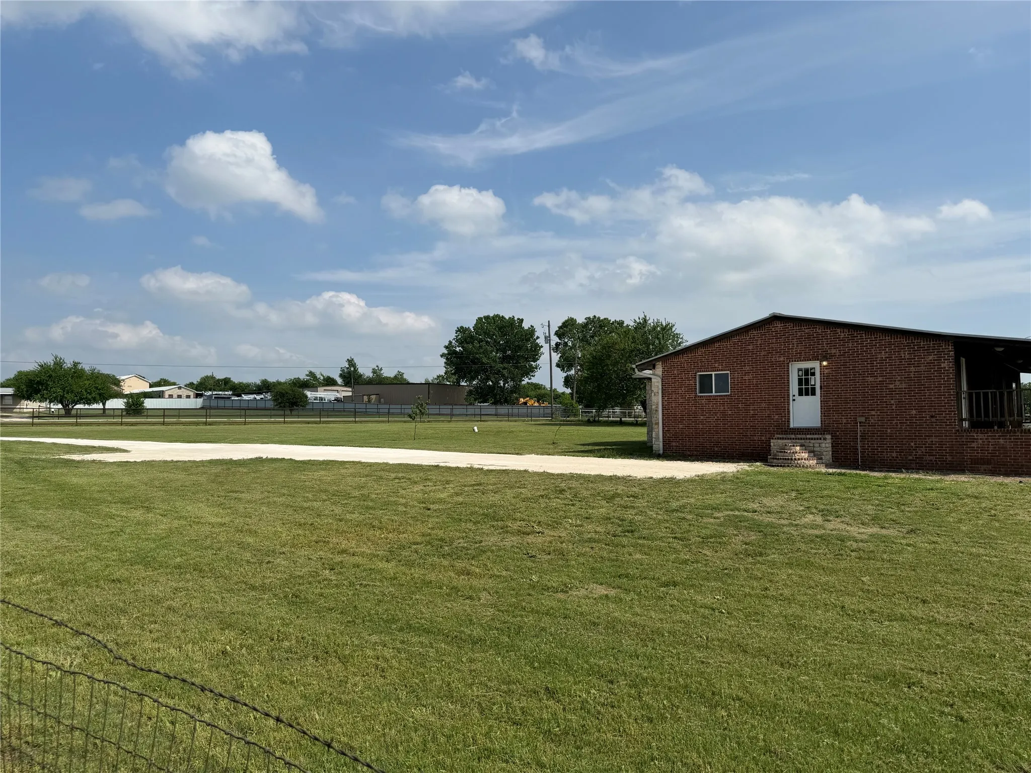 Single Family Residence For Sale in Johnson County , 9717 Limestone Court, Joshua, Texas 76058, 3 Bedroom, 2 Bathroom, Garage spaces, 1,504 Sqft, built in 2000, mls#21265318, Real Estate Agent in Joshua, Homes For Sale in Johnson county, Homes For Sale in Joshua, Realtor in Joshua Texas, Real Estate Brokerage Independent Realty Texas, Luminita Cordes Realtor