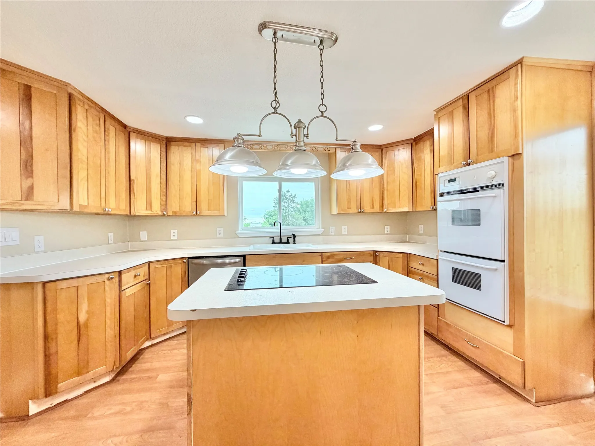 Single Family Residence For Sale in Johnson County , 9717 Limestone Court, Joshua, Texas 76058, 3 Bedroom, 2 Bathroom, Garage spaces, 1,504 Sqft, built in 2000, mls#21265318, Real Estate Agent in Joshua, Homes For Sale in Johnson county, Homes For Sale in Joshua, Realtor in Joshua Texas, Real Estate Brokerage Independent Realty Texas, Luminita Cordes Realtor