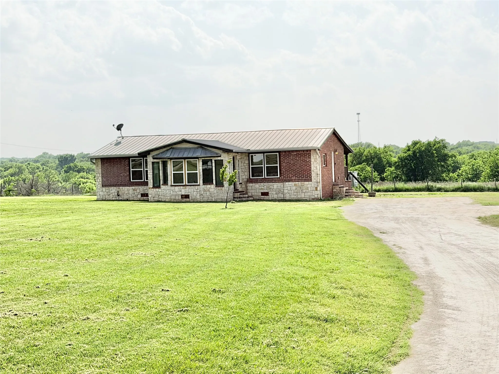 Single Family Residence For Sale in Johnson County , 9717 Limestone Court, Joshua, Texas 76058, 3 Bedroom, 2 Bathroom, Garage spaces, 1,504 Sqft, built in 2000, mls#21265318, Real Estate Agent in Joshua, Homes For Sale in Johnson county, Homes For Sale in Joshua, Realtor in Joshua Texas, Real Estate Brokerage Independent Realty Texas, Luminita Cordes Realtor