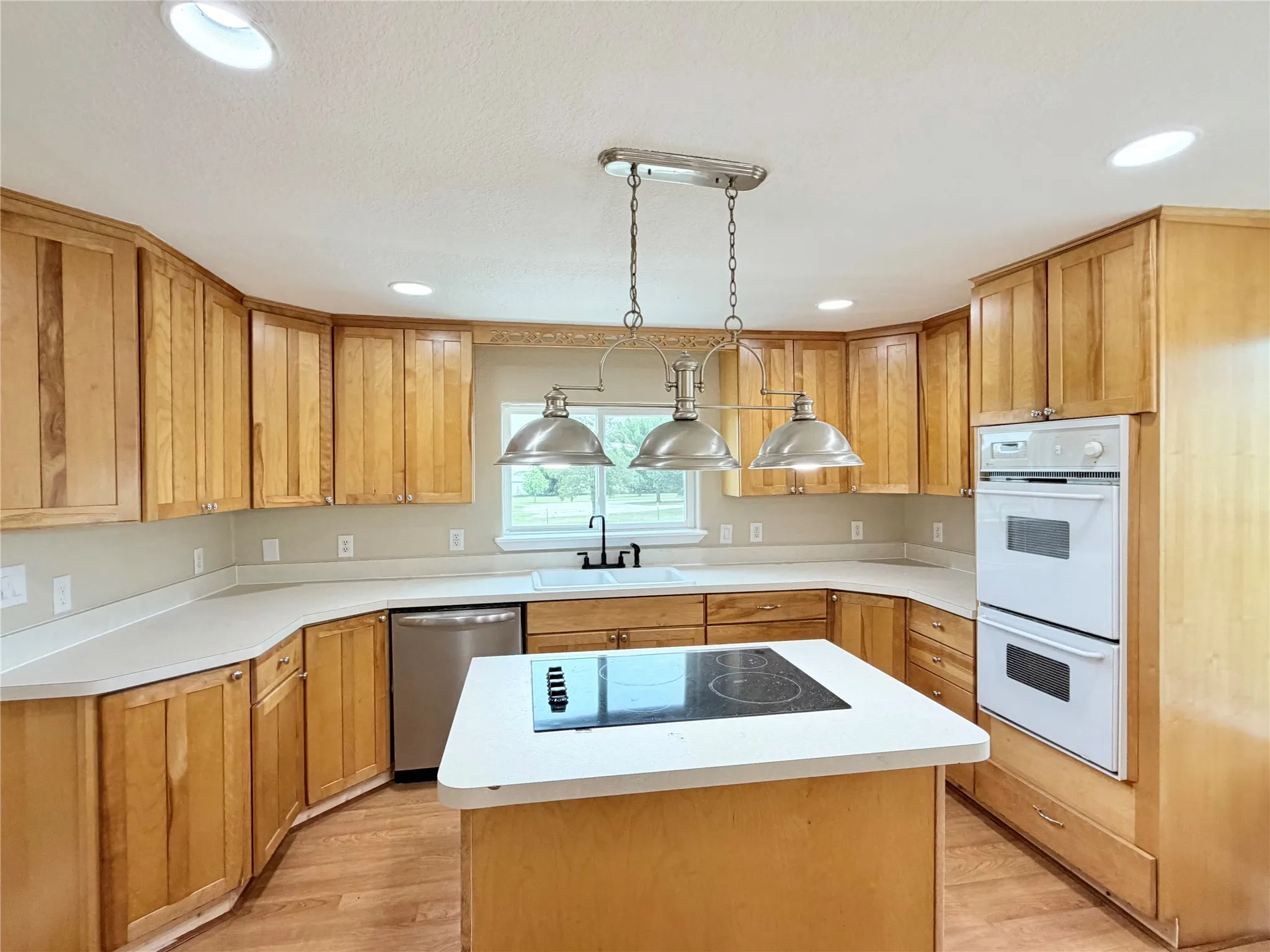 Single Family Residence For Sale in Johnson County , 9717 Limestone Court, Joshua, Texas 76058, 3 Bedroom, 2 Bathroom, Garage spaces, 1,504 Sqft, built in 2000, mls#21265318, Real Estate Agent in Joshua, Homes For Sale in Johnson county, Homes For Sale in Joshua, Realtor in Joshua Texas, Real Estate Brokerage Independent Realty Texas, Luminita Cordes Realtor