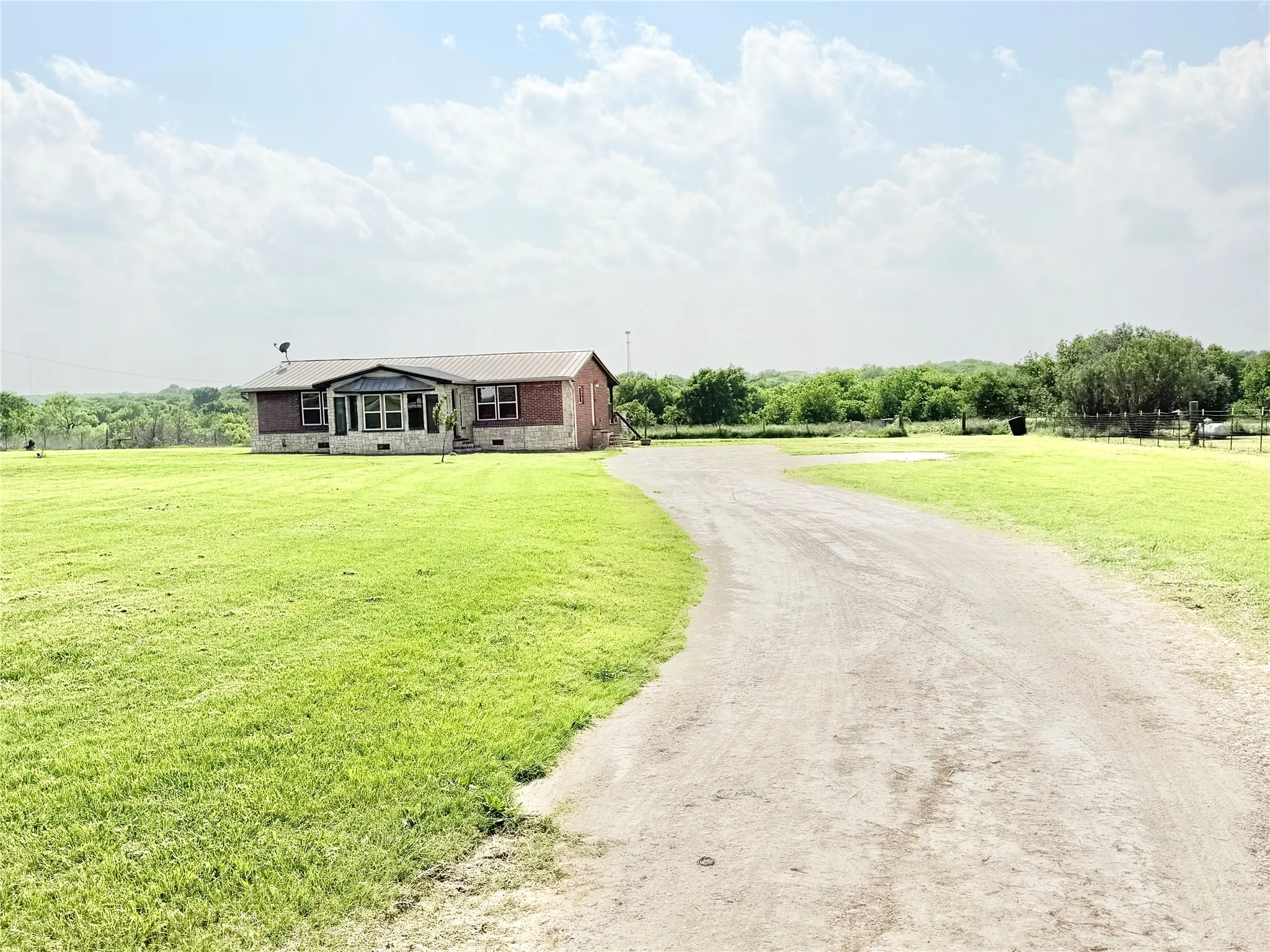 Single Family Residence For Sale in Johnson County , 9717 Limestone Court, Joshua, Texas 76058, 3 Bedroom, 2 Bathroom, Garage spaces, 1,504 Sqft, built in 2000, mls#21265318, Real Estate Agent in Joshua, Homes For Sale in Johnson county, Homes For Sale in Joshua, Realtor in Joshua Texas, Real Estate Brokerage Independent Realty Texas, Luminita Cordes Realtor