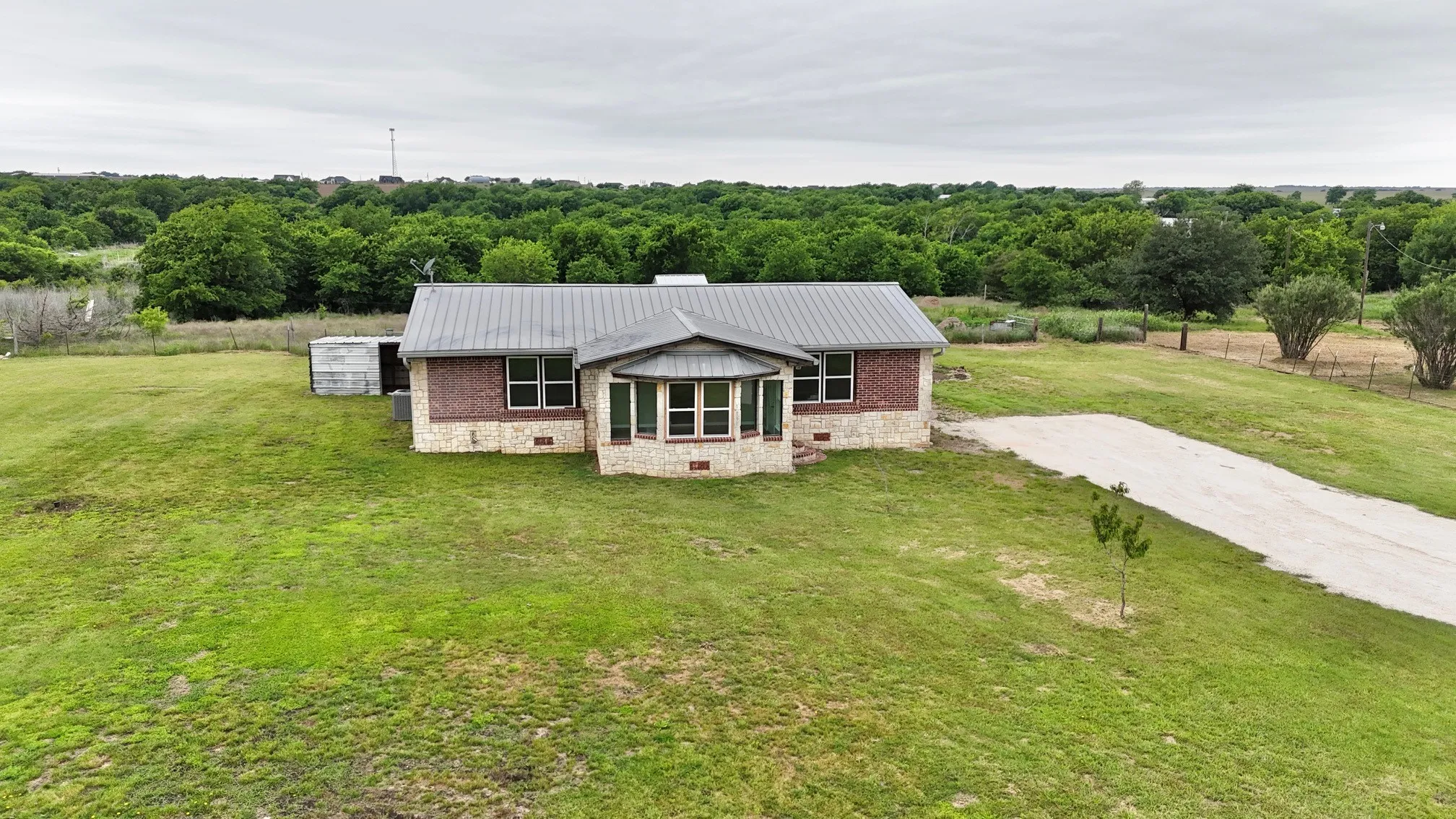 Single Family Residence For Sale in Johnson County , 9717 Limestone Court, Joshua, Texas 76058, 3 Bedroom, 2 Bathroom, Garage spaces, 1,504 Sqft, built in 2000, mls#21265318, Real Estate Agent in Joshua, Homes For Sale in Johnson county, Homes For Sale in Joshua, Realtor in Joshua Texas, Real Estate Brokerage Independent Realty Texas, Luminita Cordes Realtor