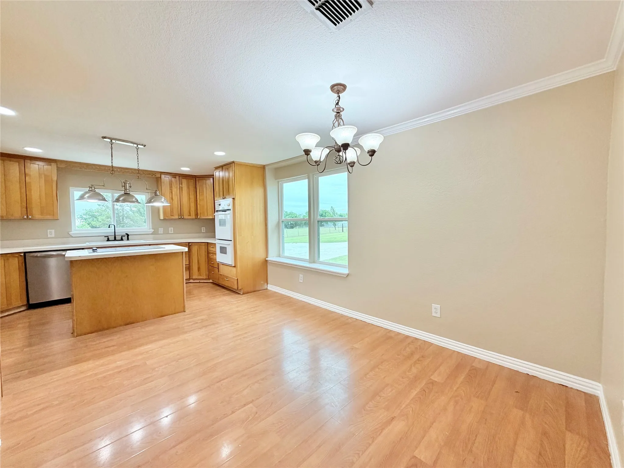 Single Family Residence For Sale in Johnson County , 9717 Limestone Court, Joshua, Texas 76058, 3 Bedroom, 2 Bathroom, Garage spaces, 1,504 Sqft, built in 2000, mls#21265318, Real Estate Agent in Joshua, Homes For Sale in Johnson county, Homes For Sale in Joshua, Realtor in Joshua Texas, Real Estate Brokerage Independent Realty Texas, Luminita Cordes Realtor