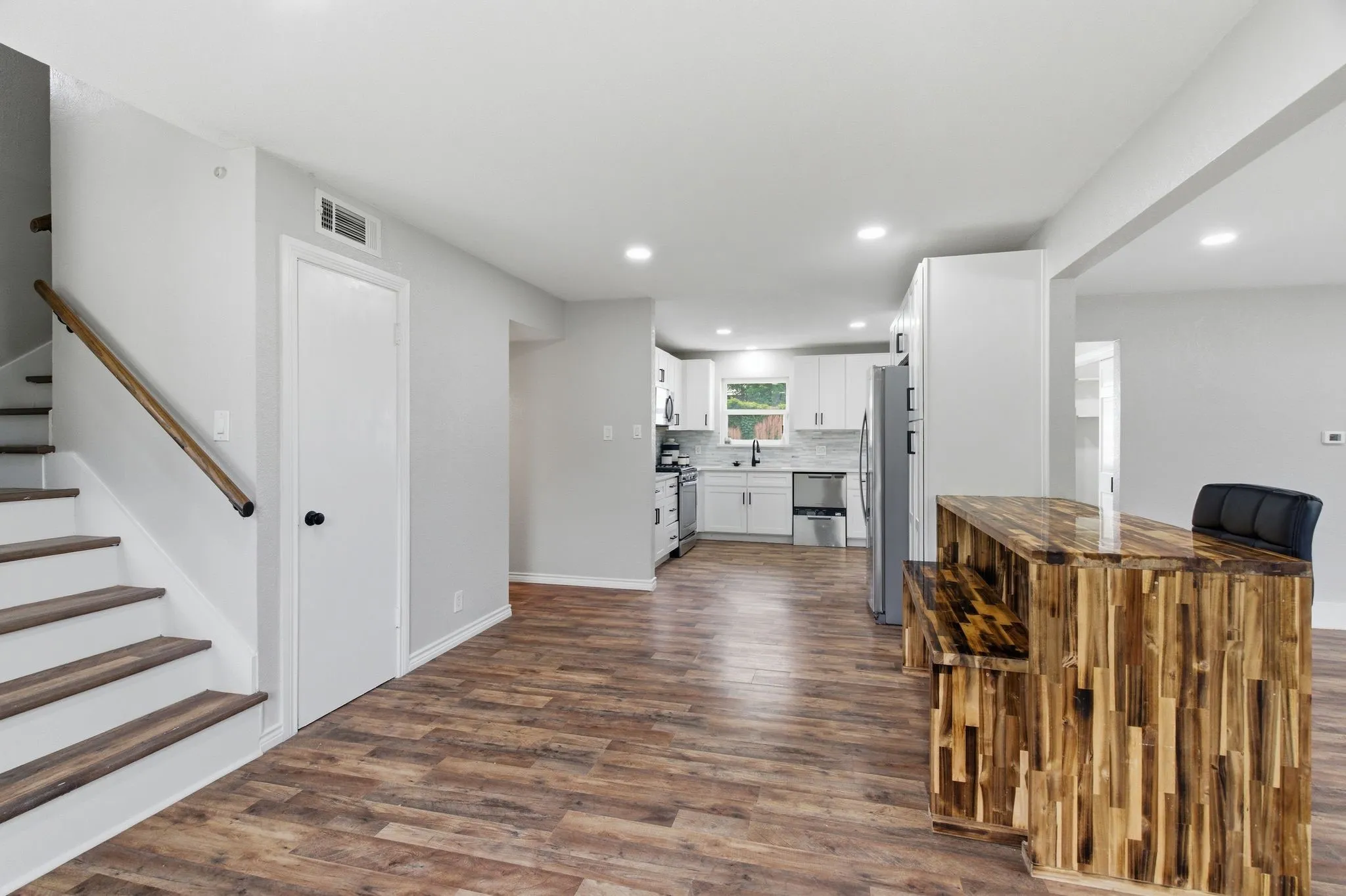 Single Family Residence For Sale in Tarrant County , 1900 Charleston Drive, Bedford, Texas 76022, 4 Bedroom, 4 Bathroom, 2 Garage spaces, 2,135 Sqft, built in 1963, mls#21264352, Real Estate Agent in Bedford, Homes For Sale in Tarrant county, Homes For Sale in Bedford, Realtor in Bedford Texas, Real Estate Brokerage Independent Realty Texas, Luminita Cordes Realtor