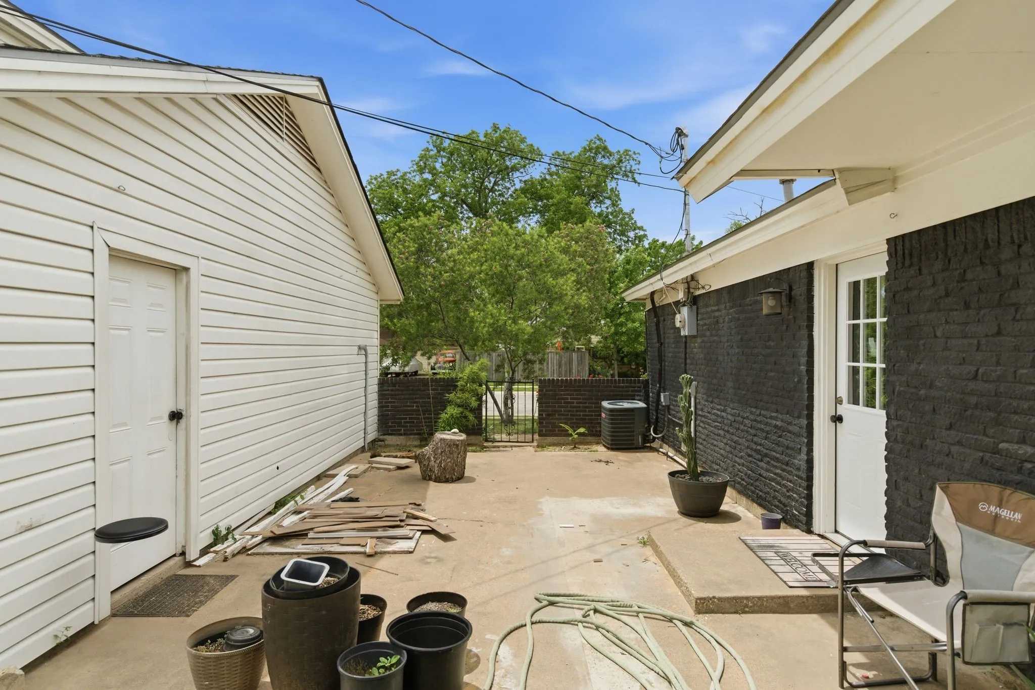 Single Family Residence For Sale in Tarrant County , 1900 Charleston Drive, Bedford, Texas 76022, 4 Bedroom, 4 Bathroom, 2 Garage spaces, 2,135 Sqft, built in 1963, mls#21264352, Real Estate Agent in Bedford, Homes For Sale in Tarrant county, Homes For Sale in Bedford, Realtor in Bedford Texas, Real Estate Brokerage Independent Realty Texas, Luminita Cordes Realtor