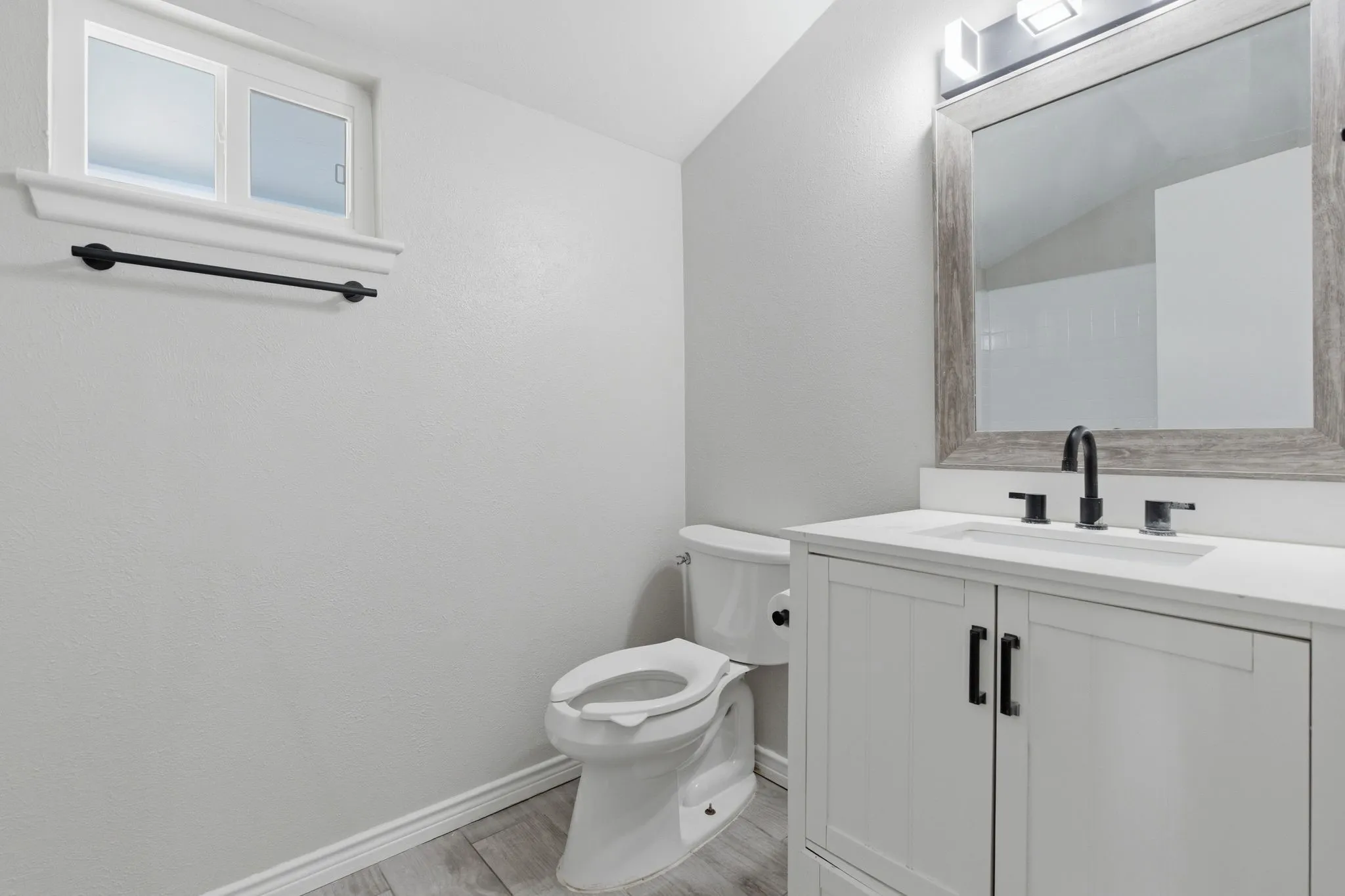 Single Family Residence For Sale in Tarrant County , 1900 Charleston Drive, Bedford, Texas 76022, 4 Bedroom, 4 Bathroom, 2 Garage spaces, 2,135 Sqft, built in 1963, mls#21264352, Real Estate Agent in Bedford, Homes For Sale in Tarrant county, Homes For Sale in Bedford, Realtor in Bedford Texas, Real Estate Brokerage Independent Realty Texas, Luminita Cordes Realtor