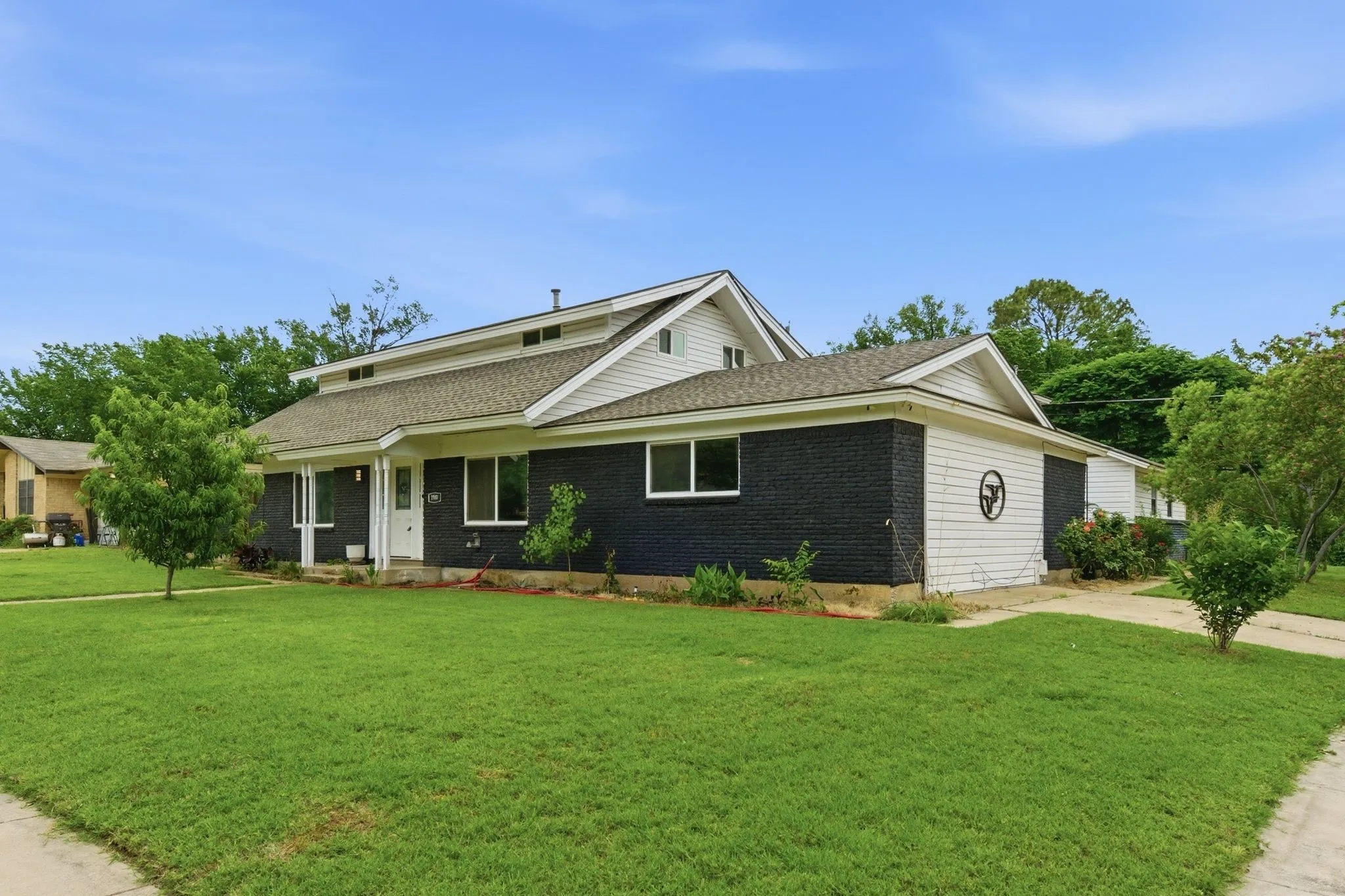 Single Family Residence For Sale in Tarrant County , 1900 Charleston Drive, Bedford, Texas 76022, 4 Bedroom, 4 Bathroom, 2 Garage spaces, 2,135 Sqft, built in 1963, mls#21264352, Real Estate Agent in Bedford, Homes For Sale in Tarrant county, Homes For Sale in Bedford, Realtor in Bedford Texas, Real Estate Brokerage Independent Realty Texas, Luminita Cordes Realtor