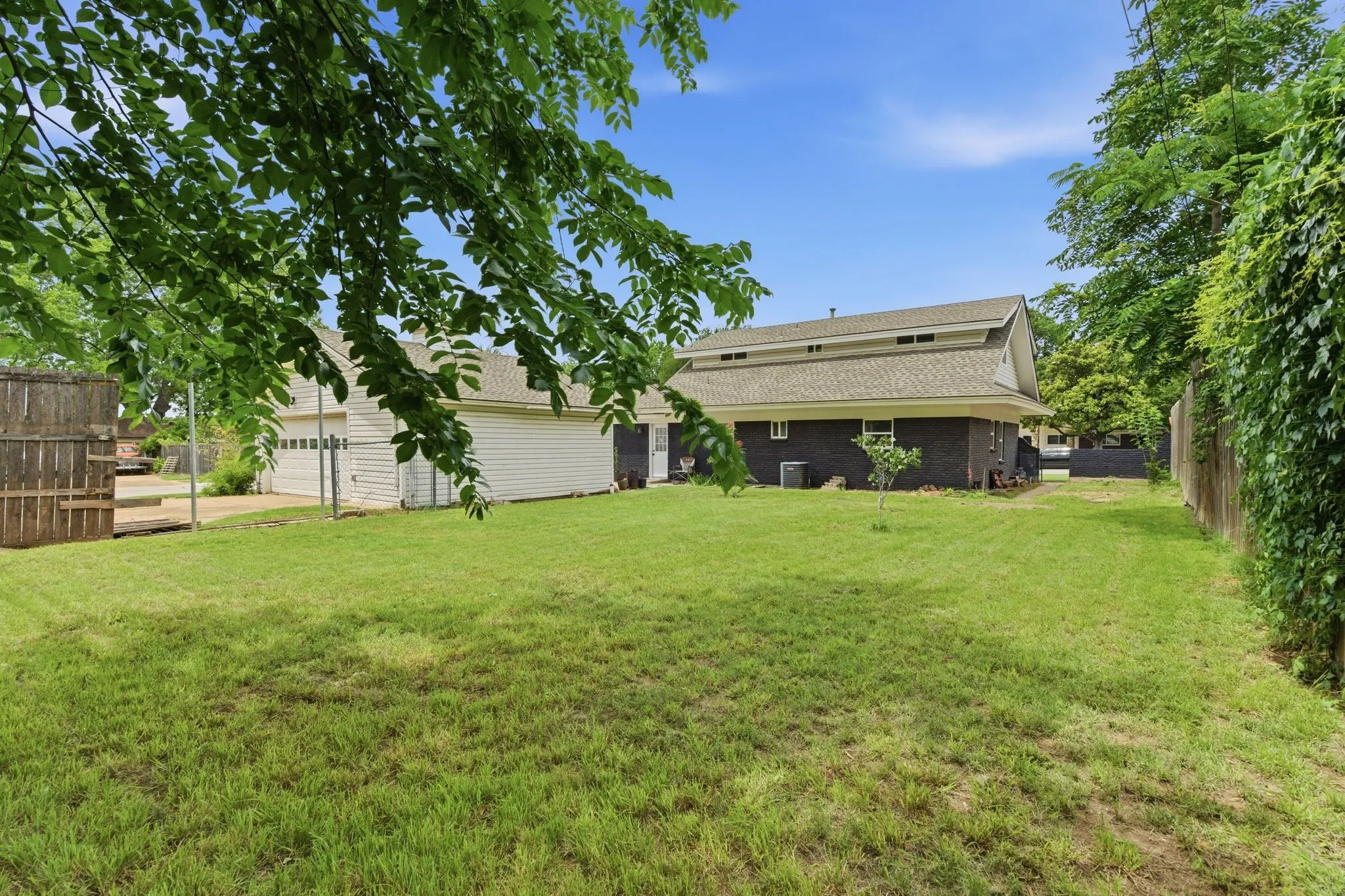 Single Family Residence For Sale in Tarrant County , 1900 Charleston Drive, Bedford, Texas 76022, 4 Bedroom, 4 Bathroom, 2 Garage spaces, 2,135 Sqft, built in 1963, mls#21264352, Real Estate Agent in Bedford, Homes For Sale in Tarrant county, Homes For Sale in Bedford, Realtor in Bedford Texas, Real Estate Brokerage Independent Realty Texas, Luminita Cordes Realtor