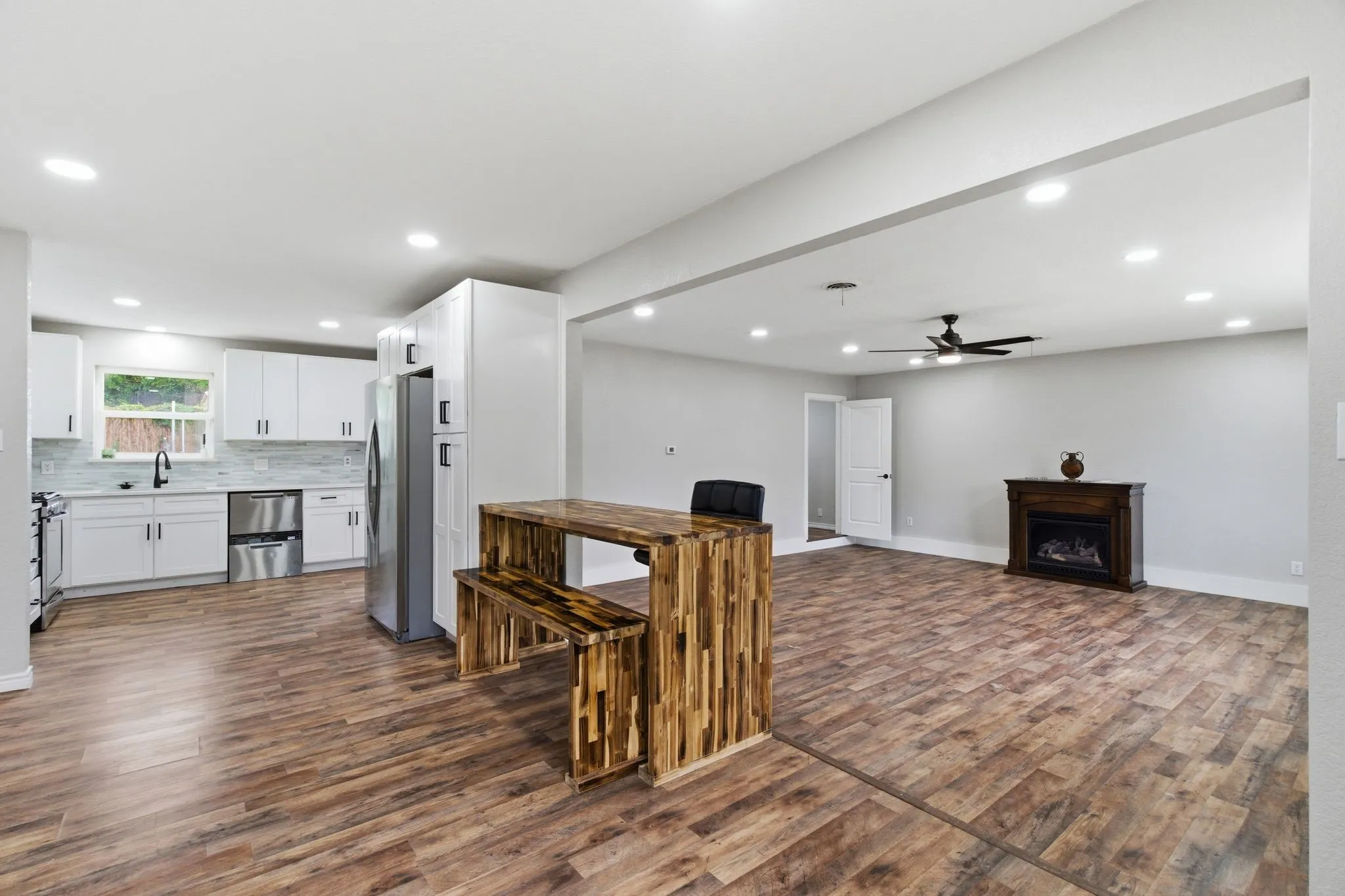 Single Family Residence For Sale in Tarrant County , 1900 Charleston Drive, Bedford, Texas 76022, 4 Bedroom, 4 Bathroom, 2 Garage spaces, 2,135 Sqft, built in 1963, mls#21264352, Real Estate Agent in Bedford, Homes For Sale in Tarrant county, Homes For Sale in Bedford, Realtor in Bedford Texas, Real Estate Brokerage Independent Realty Texas, Luminita Cordes Realtor