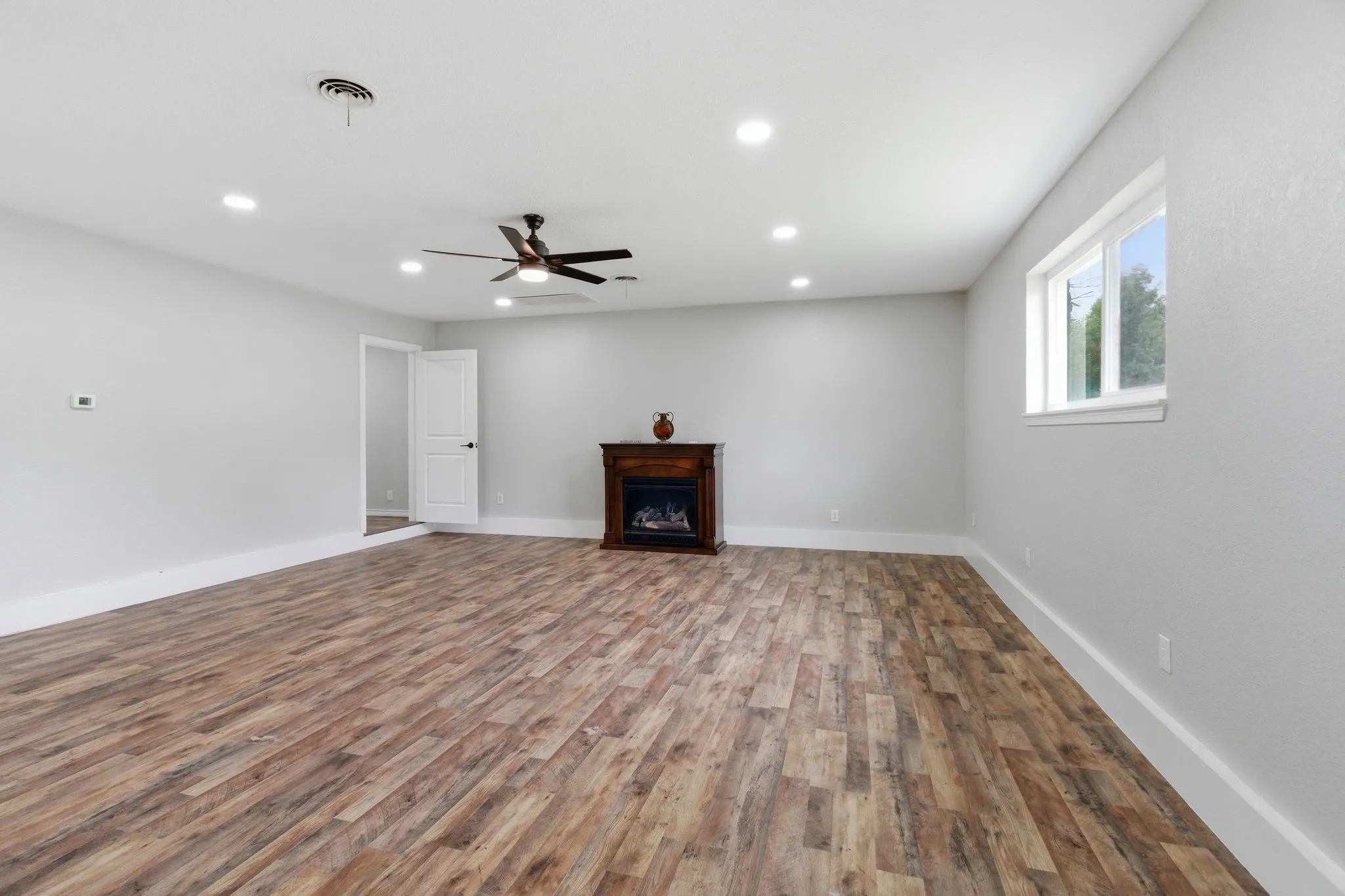 Single Family Residence For Sale in Tarrant County , 1900 Charleston Drive, Bedford, Texas 76022, 4 Bedroom, 4 Bathroom, 2 Garage spaces, 2,135 Sqft, built in 1963, mls#21264352, Real Estate Agent in Bedford, Homes For Sale in Tarrant county, Homes For Sale in Bedford, Realtor in Bedford Texas, Real Estate Brokerage Independent Realty Texas, Luminita Cordes Realtor