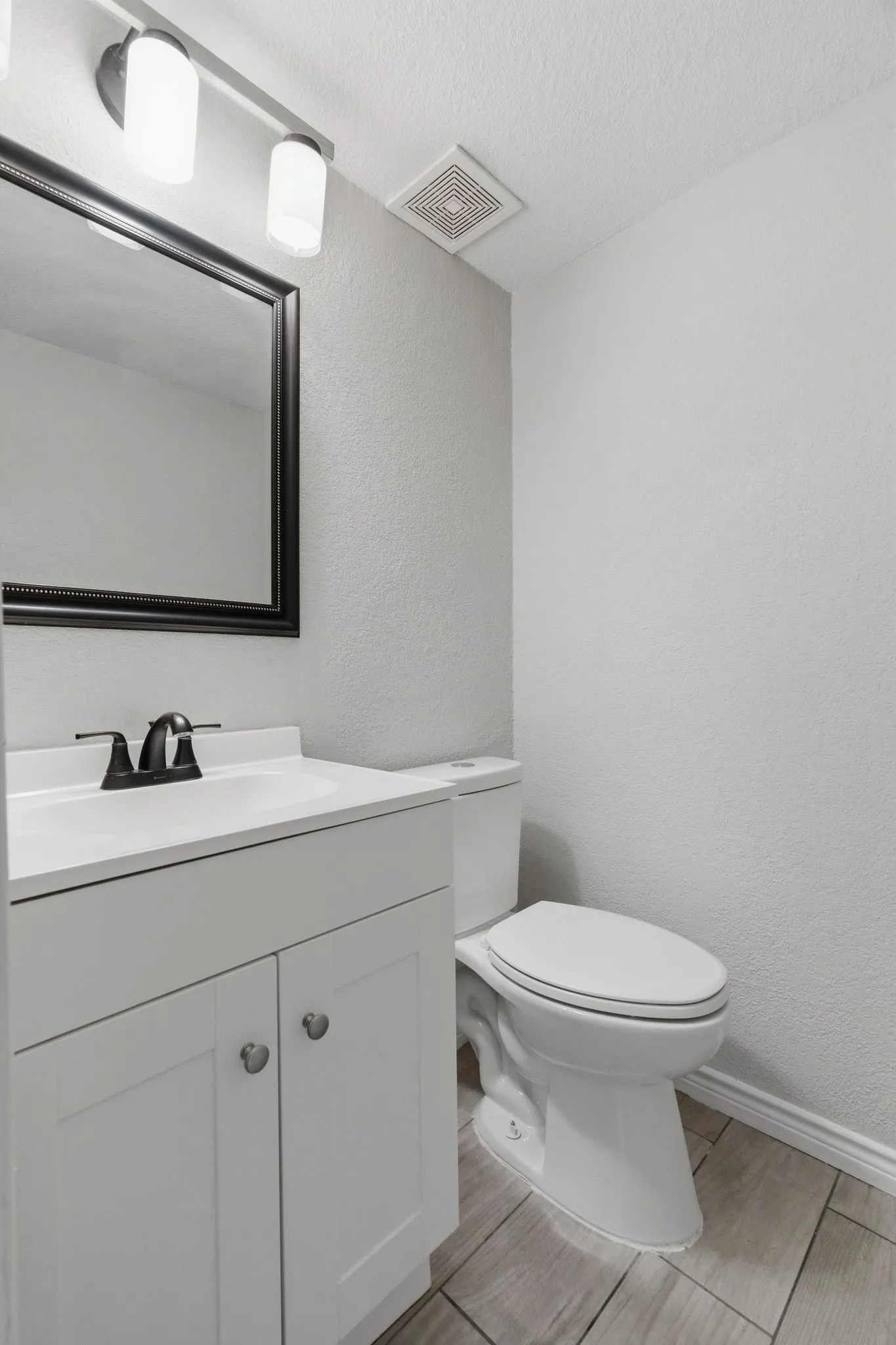 Single Family Residence For Sale in Tarrant County , 1900 Charleston Drive, Bedford, Texas 76022, 4 Bedroom, 4 Bathroom, 2 Garage spaces, 2,135 Sqft, built in 1963, mls#21264352, Real Estate Agent in Bedford, Homes For Sale in Tarrant county, Homes For Sale in Bedford, Realtor in Bedford Texas, Real Estate Brokerage Independent Realty Texas, Luminita Cordes Realtor