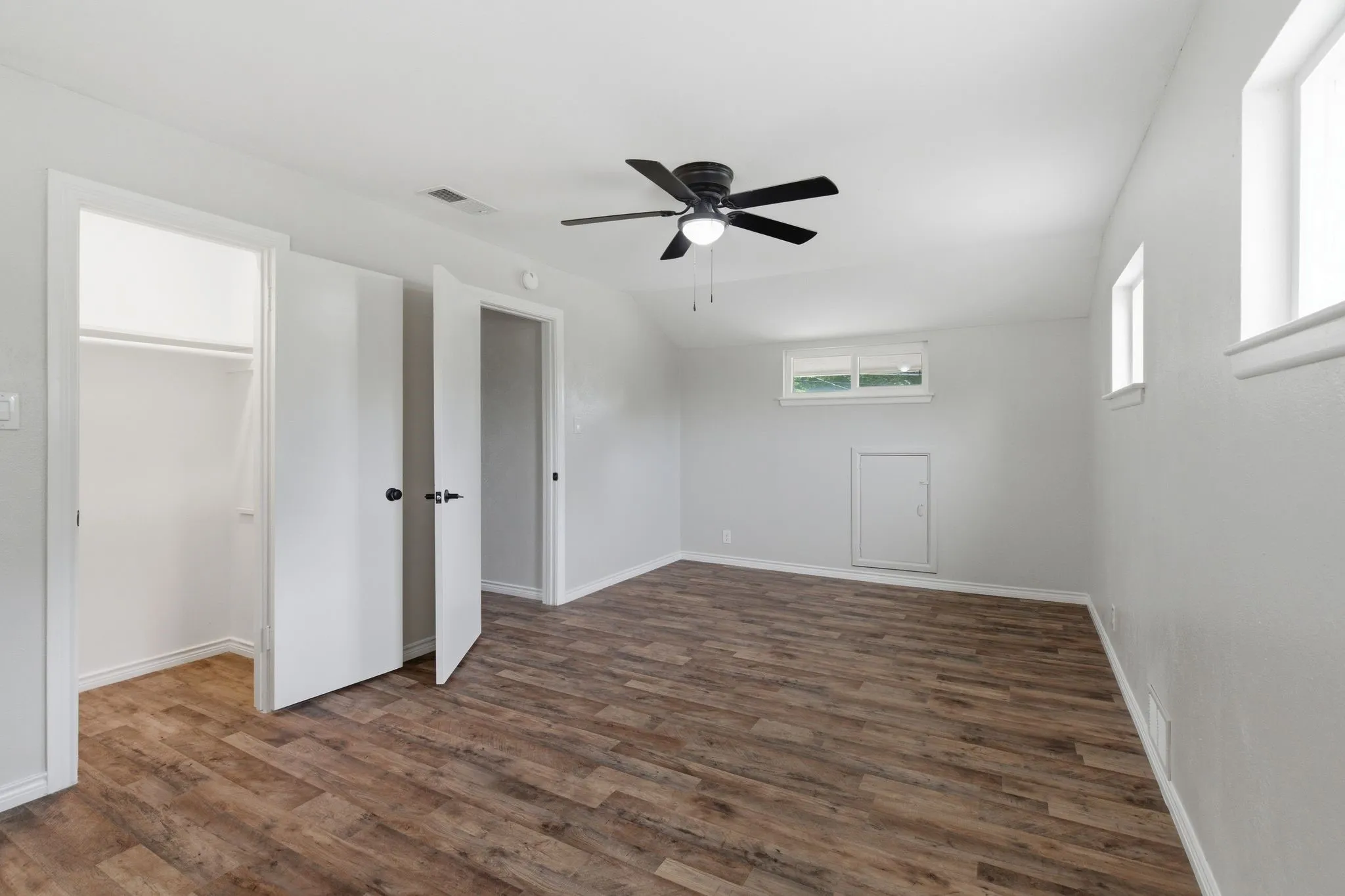 Single Family Residence For Sale in Tarrant County , 1900 Charleston Drive, Bedford, Texas 76022, 4 Bedroom, 4 Bathroom, 2 Garage spaces, 2,135 Sqft, built in 1963, mls#21264352, Real Estate Agent in Bedford, Homes For Sale in Tarrant county, Homes For Sale in Bedford, Realtor in Bedford Texas, Real Estate Brokerage Independent Realty Texas, Luminita Cordes Realtor