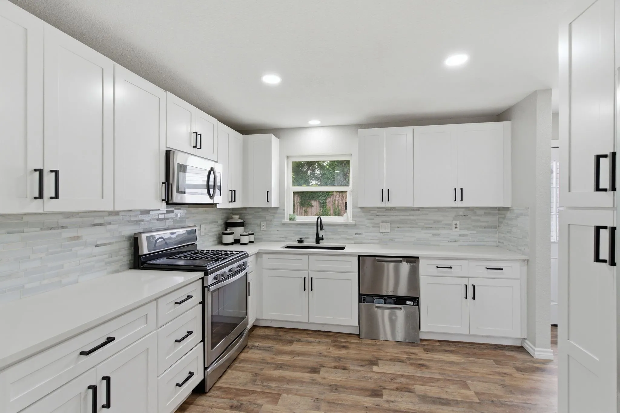 Single Family Residence For Sale in Tarrant County , 1900 Charleston Drive, Bedford, Texas 76022, 4 Bedroom, 4 Bathroom, 2 Garage spaces, 2,135 Sqft, built in 1963, mls#21264352, Real Estate Agent in Bedford, Homes For Sale in Tarrant county, Homes For Sale in Bedford, Realtor in Bedford Texas, Real Estate Brokerage Independent Realty Texas, Luminita Cordes Realtor