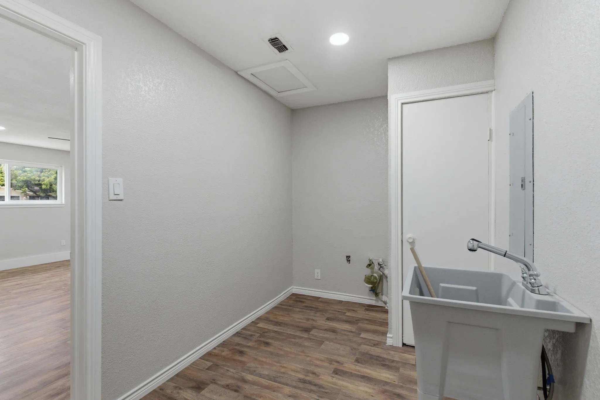 Single Family Residence For Sale in Tarrant County , 1900 Charleston Drive, Bedford, Texas 76022, 4 Bedroom, 4 Bathroom, 2 Garage spaces, 2,135 Sqft, built in 1963, mls#21264352, Real Estate Agent in Bedford, Homes For Sale in Tarrant county, Homes For Sale in Bedford, Realtor in Bedford Texas, Real Estate Brokerage Independent Realty Texas, Luminita Cordes Realtor