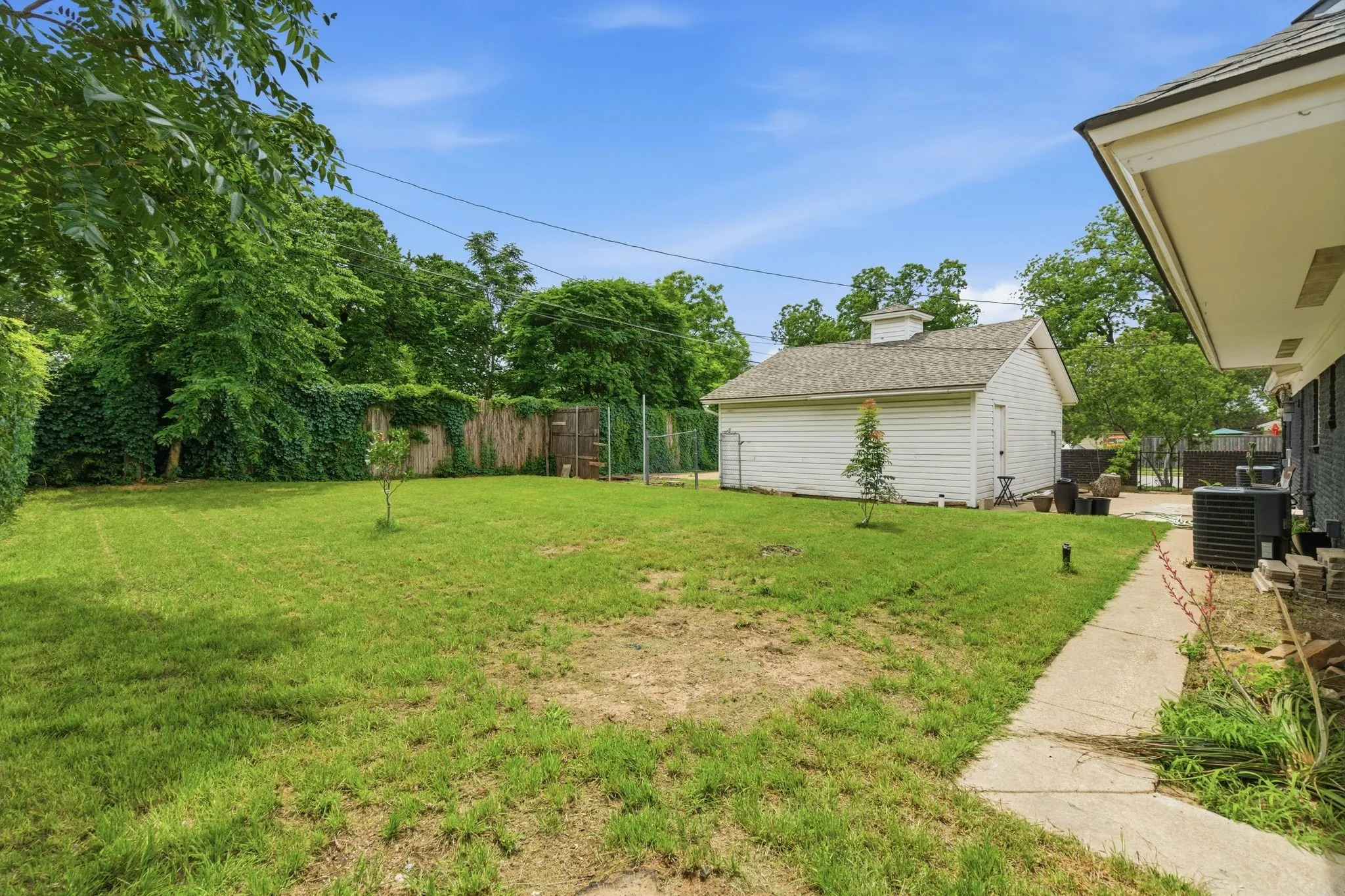Single Family Residence For Sale in Tarrant County , 1900 Charleston Drive, Bedford, Texas 76022, 4 Bedroom, 4 Bathroom, 2 Garage spaces, 2,135 Sqft, built in 1963, mls#21264352, Real Estate Agent in Bedford, Homes For Sale in Tarrant county, Homes For Sale in Bedford, Realtor in Bedford Texas, Real Estate Brokerage Independent Realty Texas, Luminita Cordes Realtor