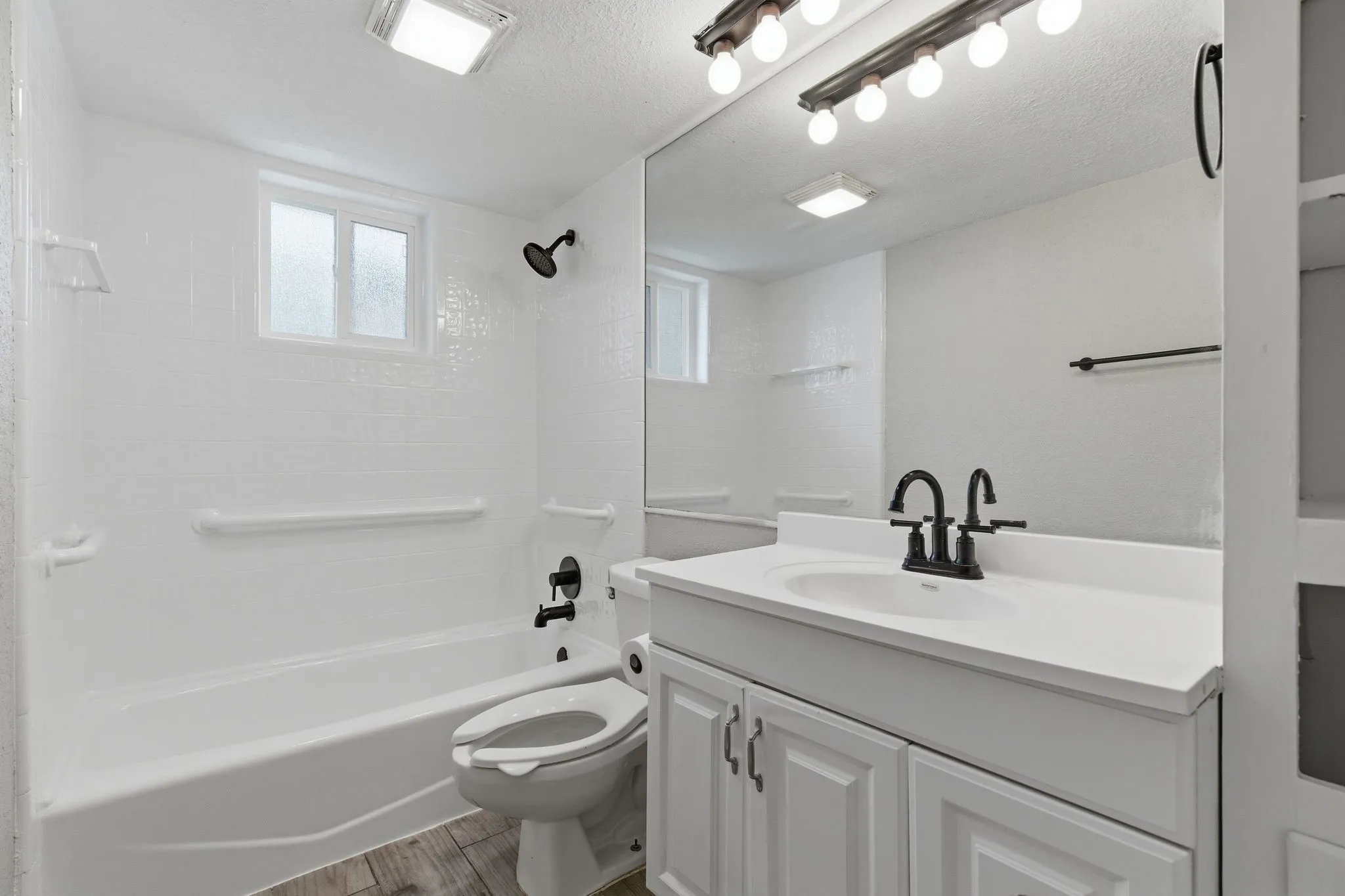 Single Family Residence For Sale in Tarrant County , 1900 Charleston Drive, Bedford, Texas 76022, 4 Bedroom, 4 Bathroom, 2 Garage spaces, 2,135 Sqft, built in 1963, mls#21264352, Real Estate Agent in Bedford, Homes For Sale in Tarrant county, Homes For Sale in Bedford, Realtor in Bedford Texas, Real Estate Brokerage Independent Realty Texas, Luminita Cordes Realtor