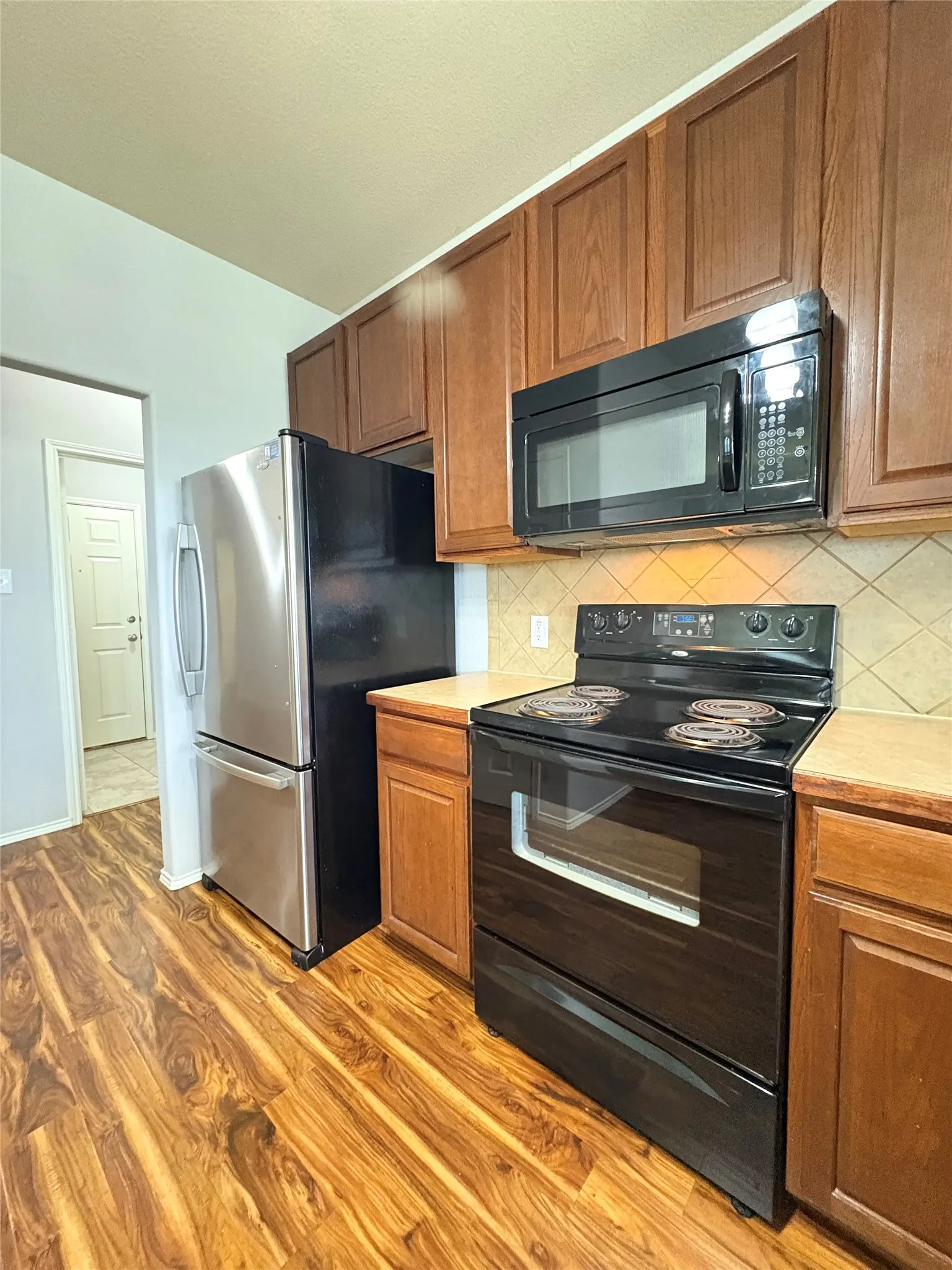 3/2/2 + Dining, Refrig. Included!