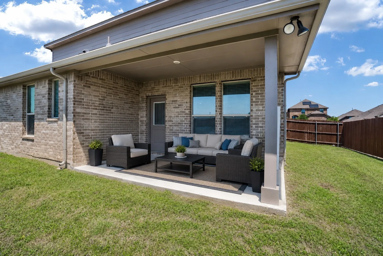 Covered concrete patio featuring recessed lighting and an exterior light fixture