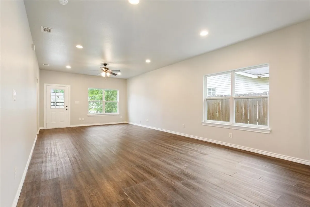 Single Family Residence For Sale in Mc Lennan County , 3525 N 24th Street, Waco, Texas 76708, 3 Bedroom, 2 Bathroom, Garage spaces, 1,530 Sqft, built in 2019, mls#21264681, Real Estate Agent in Waco, Homes For Sale in Mc Lennan county, Homes For Sale in Waco, Realtor in Waco Texas, Real Estate Brokerage Independent Realty Texas, Luminita Cordes Realtor