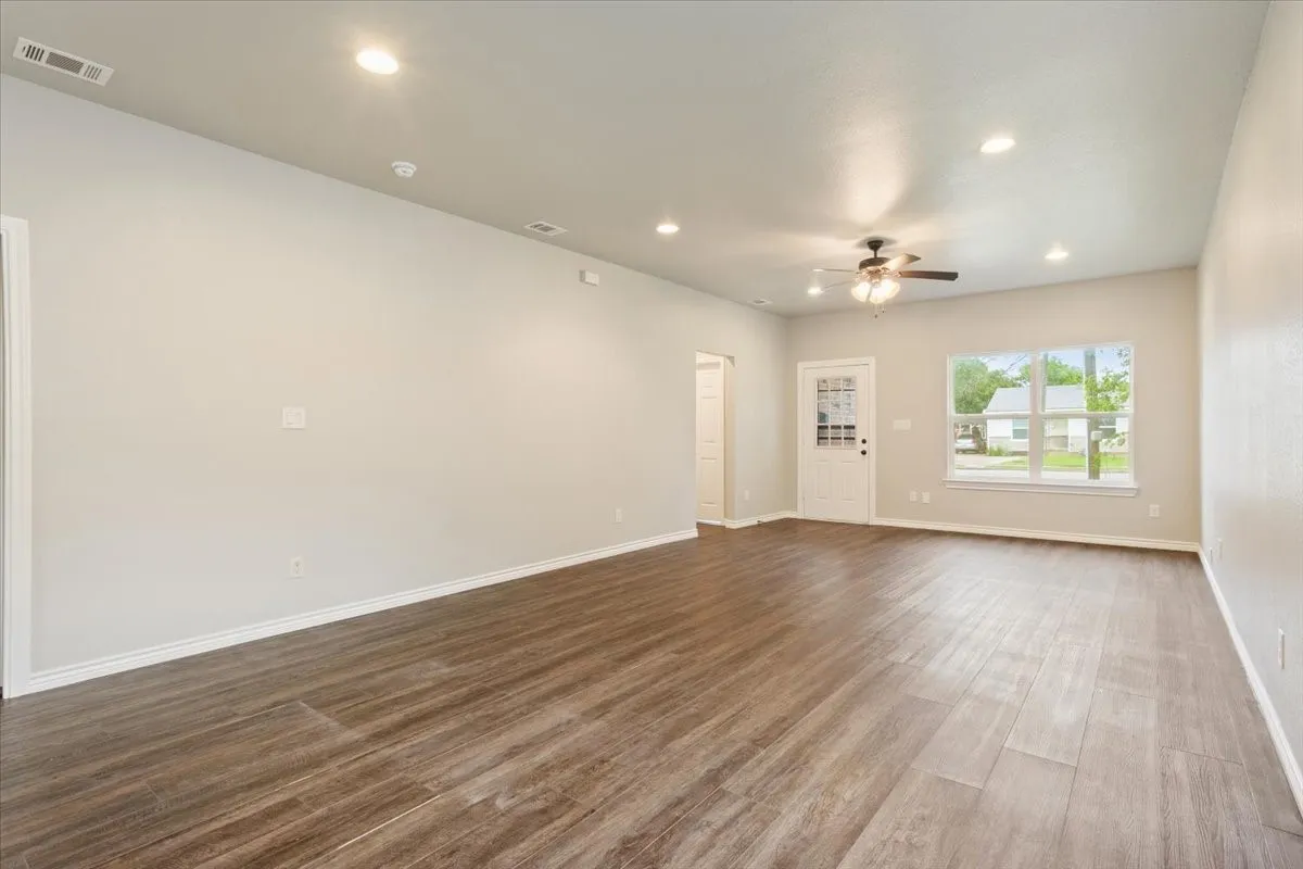 Single Family Residence For Sale in Mc Lennan County , 3525 N 24th Street, Waco, Texas 76708, 3 Bedroom, 2 Bathroom, Garage spaces, 1,530 Sqft, built in 2019, mls#21264681, Real Estate Agent in Waco, Homes For Sale in Mc Lennan county, Homes For Sale in Waco, Realtor in Waco Texas, Real Estate Brokerage Independent Realty Texas, Luminita Cordes Realtor