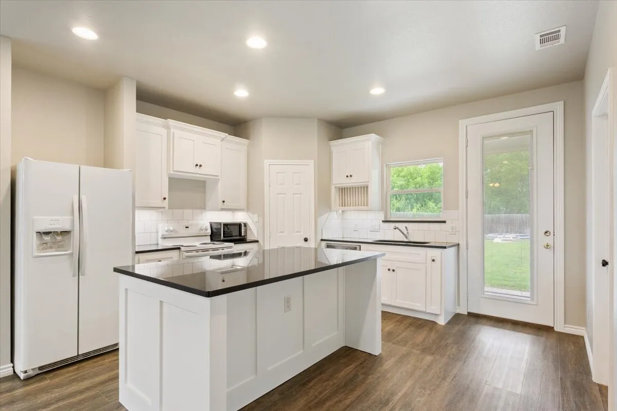 Single Family Residence For Sale in Mc Lennan County , 3525 N 24th Street, Waco, Texas 76708, 3 Bedroom, 2 Bathroom, Garage spaces, 1,530 Sqft, built in 2019, mls#21264681, Real Estate Agent in Waco, Homes For Sale in Mc Lennan county, Homes For Sale in Waco, Realtor in Waco Texas, Real Estate Brokerage Independent Realty Texas, Luminita Cordes Realtor